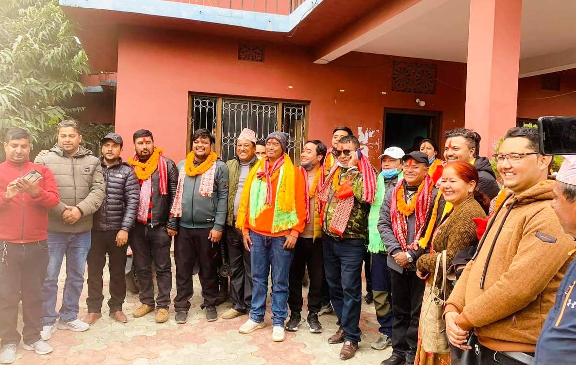 माओवादी केन्द्र मकवानपुरका जिल्ला सदस्यहरु सहित दुई दर्जन एमाले प्रवेश