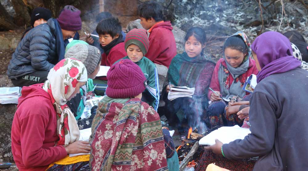 दिनभर आगो बालेर पढ्छन् विद्यार्थी