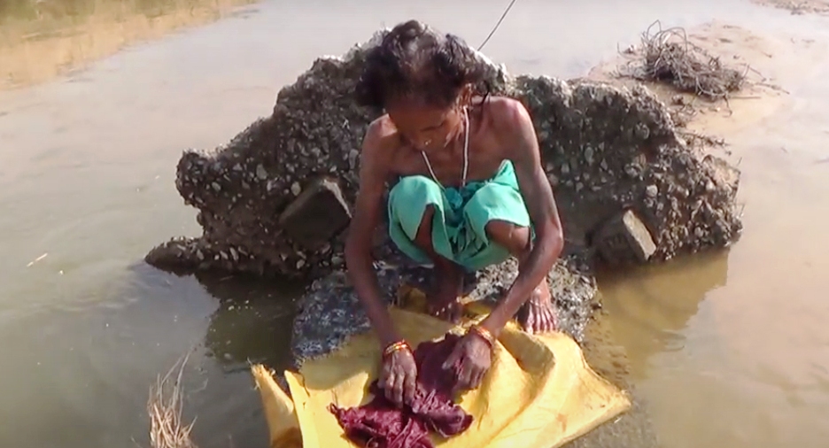 ढलेको सीमास्तम्भमा लुगा धुन्छन् भारतीय नागरिक, २ वर्षमा पनि भएन उठाउने पहल