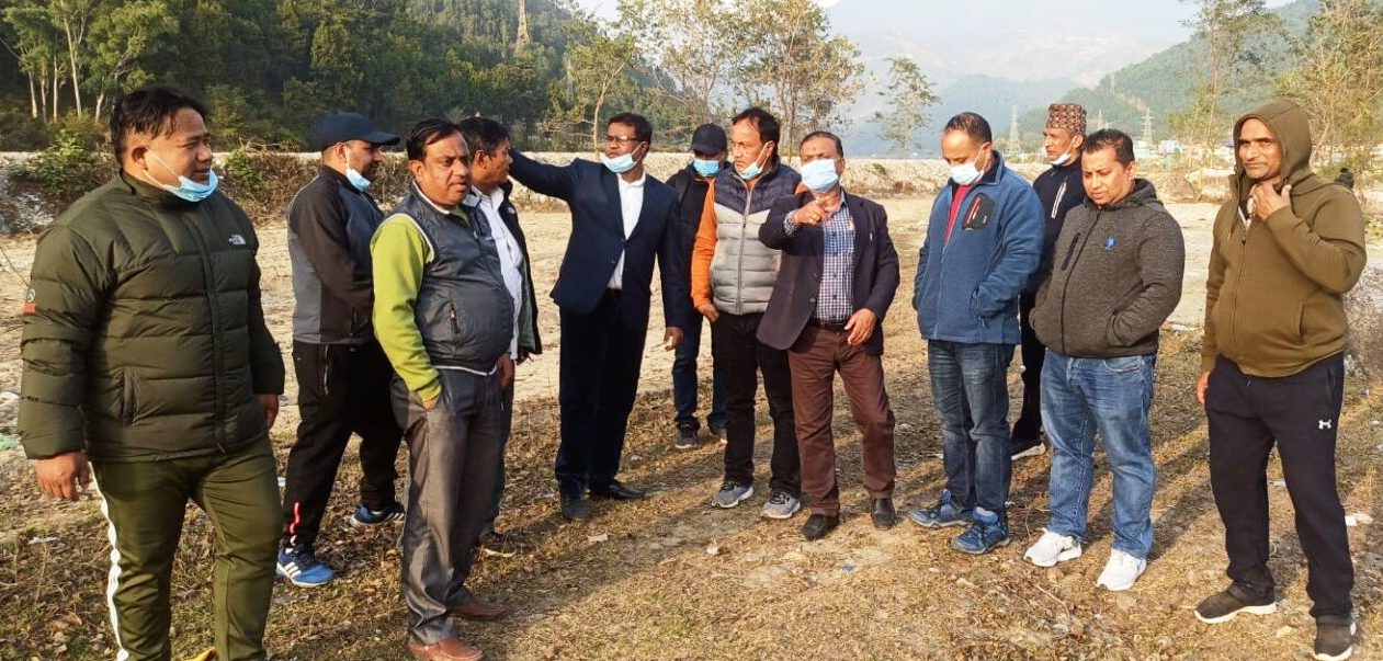 हेटौंडा बसपार्कको तरकारी बजार राप्ती खोलाको किनारमा