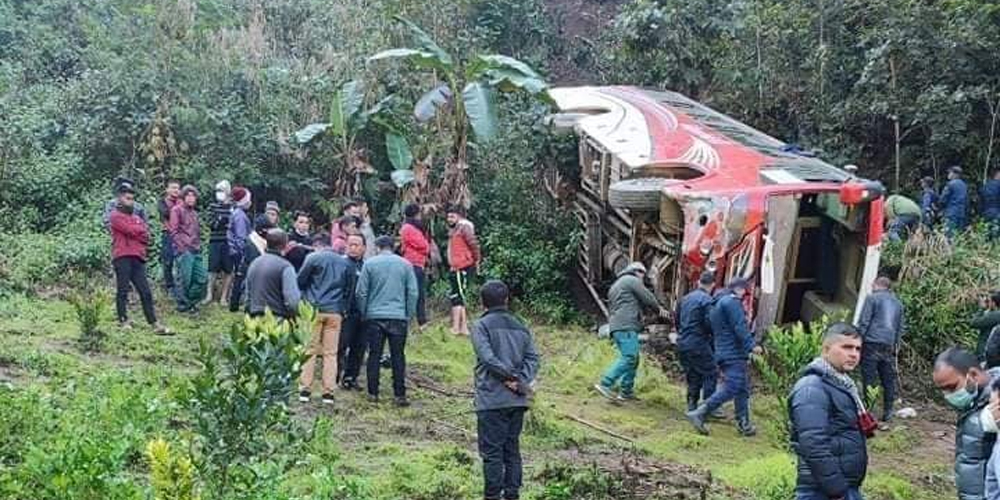 शव बोकेको बस दुर्घटना हुँदा ७ जनाको मृत्यु, ७ घाइते