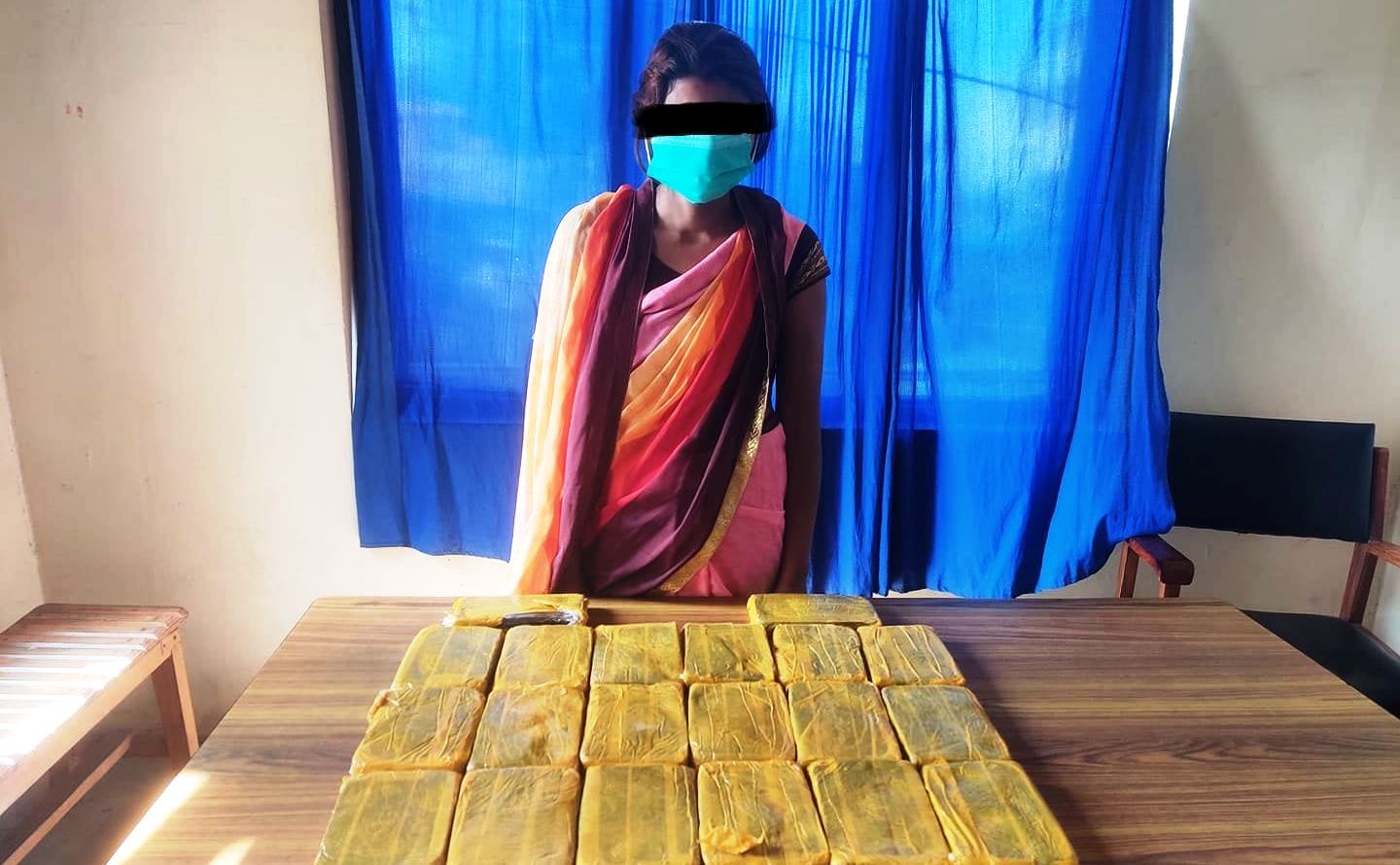 १० केजी चरेशसहित १ महिला पक्राउ