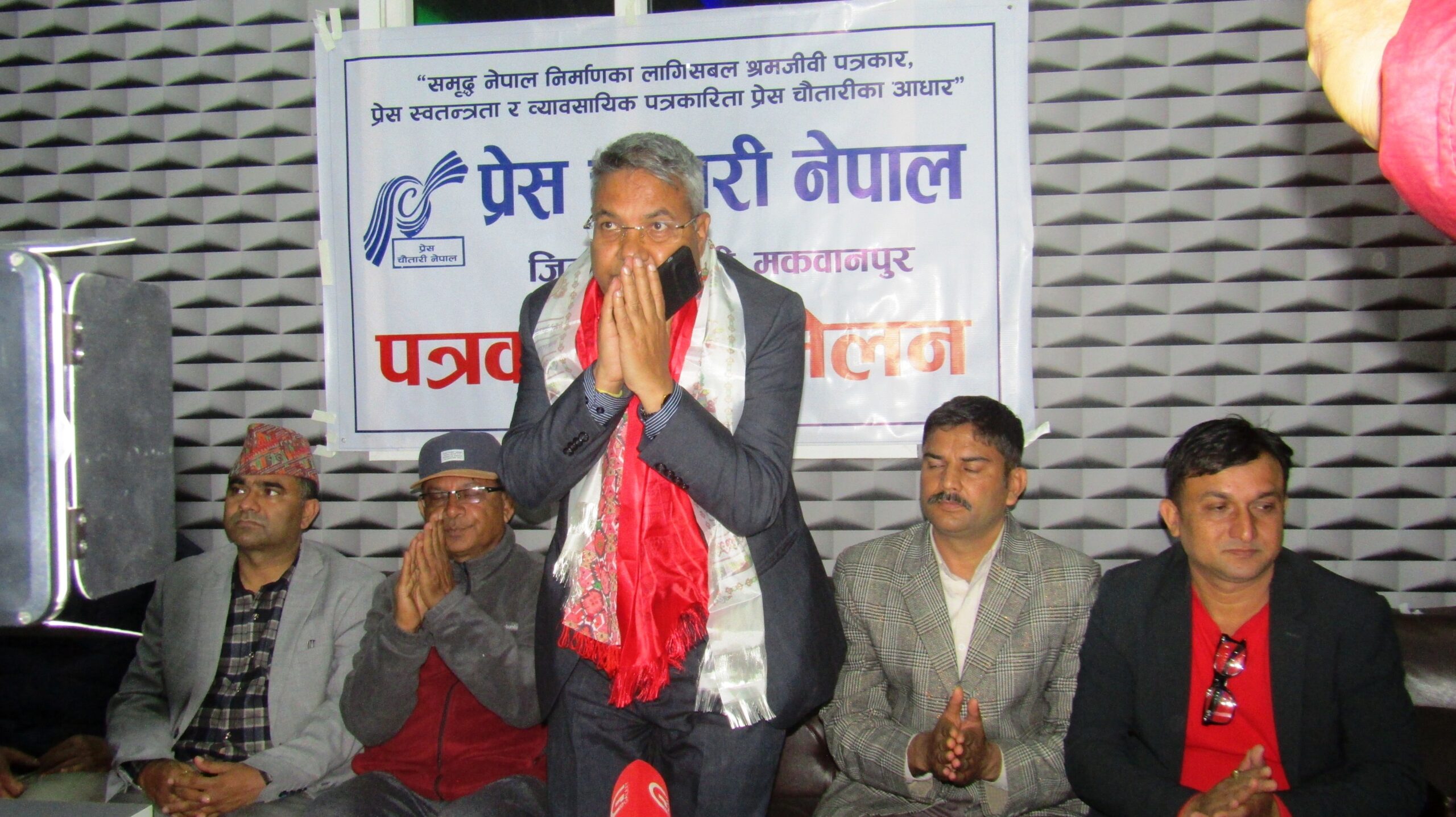 प्रधानमन्त्रीले घाँटीमा गलागाँढ बोकेर हिडेका छन् ः पूर्वमन्त्री बास्कोटा