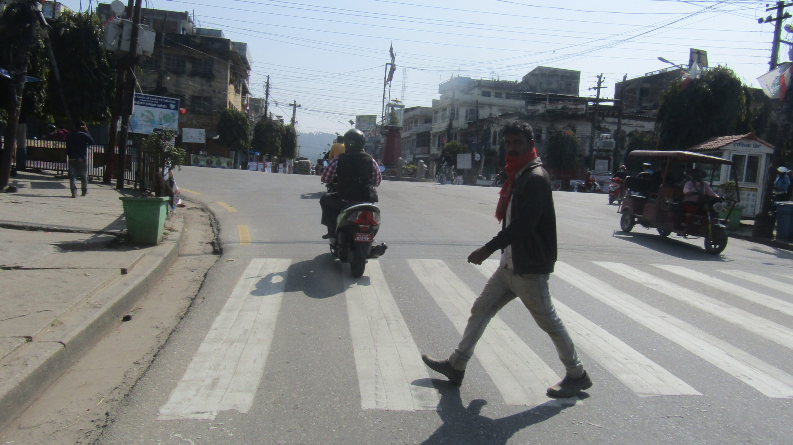 विवादित अमेरिकी आर्थिक सहायता परियोजना मिलेनियम च्यालेन्ज कर्पोरेसन (एमसिसी) सम्झौताको विरोधमा आह्वान गरिएको नेपाल बन्दको प्रभाव हेटौंडामा आंशिक परेको छ । व्याख्यात्मक टिप्पणीसहित एमसिसी सम्झौता आइतबार संसदबाट अनुमोदन भएपछि विभिन्न ६ कम्युनिस्ट पार्टी र दुई मोर्चाले सोमबार नेपाल बन्दको आह्वान गरेका हुन्। हेटौंडा बजार क्षेत्रमा कम मात्रामा सानाठूला सवारीका साधनहरू चलेका छन् । बजार बन्द रहेको छ । यसैगरी, विद्यालय तथा क्याम्पसहरू पनि बन्द रहेका छन् । हेटौंडाको बस्तीपुरमा भने बन्दकर्ताहरूले सडकमा टायर बालेको जिल्ला प्रहरी कार्यालय मकवानपुरका प्रहरी नायब उपरीक्षक जयश्वर रिमालले बताए । राजमार्गमा लामो दूरीका कमै मात्र गाडी चले पनि बजार र आसपासका क्षेत्रमा भने सवारीका साधनहरू आंशिक रूपमा चलेको प्रहरीले जनाएको छ ।