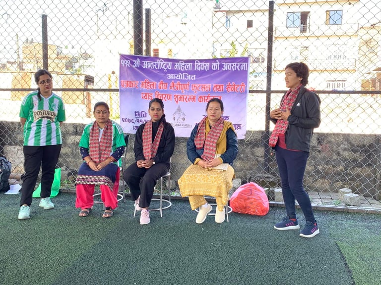 महिला पत्रकारलाई स्यानेटरी प्याड वितरण शुभारम्भ