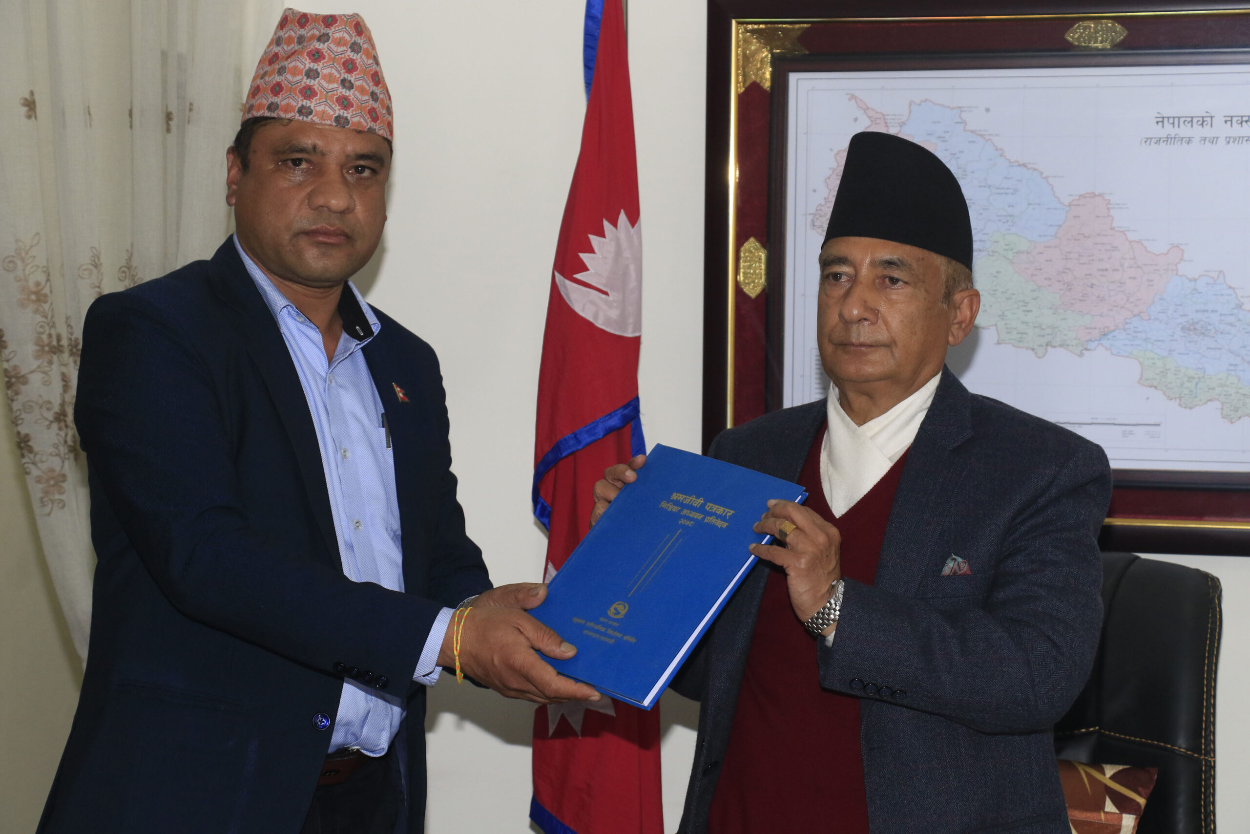 न्यूनतम पारिश्रमिक निर्धारण समितिको प्रतिवेदन सञ्चारमन्त्रीलाई