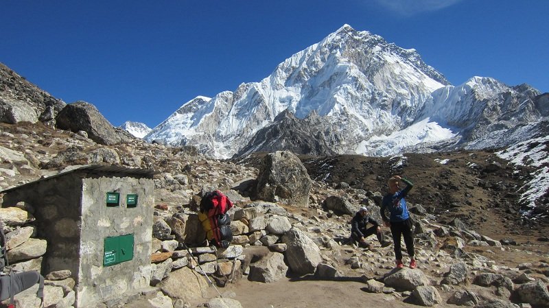 सगरमाथा क्षेत्रमा चिटिक्क परेका फाेहर राख्ने ठाउँ