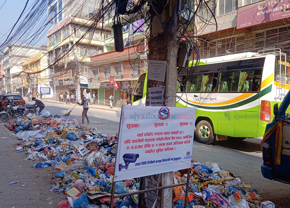 काठमाण्डौको फोहोर उठाइसक्न अझै एक हप्ता लाग्ने