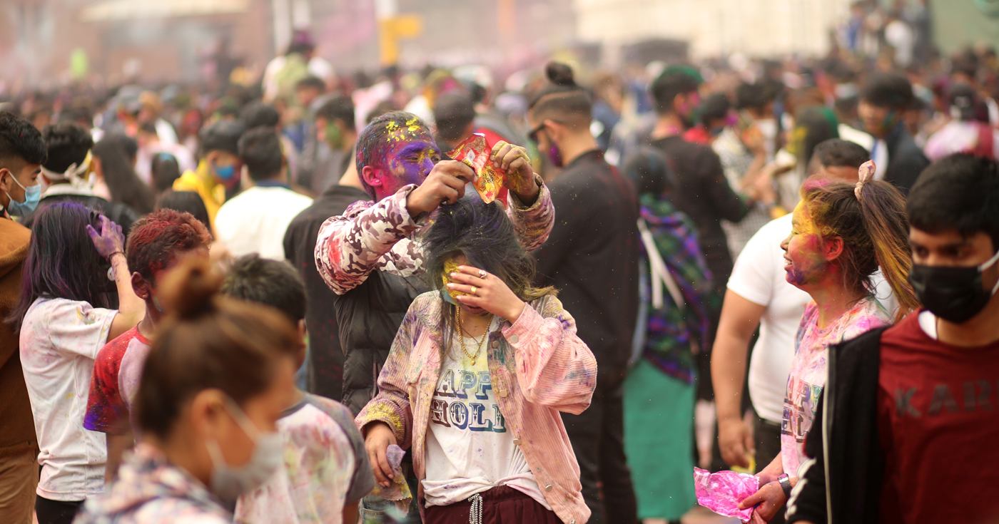 फागु अर्थात होली पर्वलाई सुरक्षित र व्यवस्थित बनाउन तयारी थालिएको छ । काठमाण्डौ उपत्यकालाई लक्षित गर्दै विशेष सुरक्षा योजना बनाइएको छ । होलीका नाममा अश्लील, उच्छृङ्खल र अप्रिय गतिविधि हुन नदिन महानगरीय प्रहरी कार्यालय रानीपोखरीले ३५ सयभन्दा बढी सुरक्षाकर्मी परिचालन गर्ने भएको छ । होली पर्वका नाममा उच्छृङ्खल र अराजक गतिविधि हुन नदिन सुरक्षा योजना लागू गरिएको महानगरीय प्रहरी प्रमुख प्रहरी अतिरिक्त महानिरीक्षक हरिबहादुर पालले बताउनुभयो । जथाभावी लोला हान्ने, पानी छ्याप्ने, ट्राफिक नियमको पालना नगर्ने, जाँड रक्सी खाएर गाडी चलाउने, झैझगडा गर्ने र दुर्व्यवहार गर्नेमाथि कडा कारबाही हुने उहाँले बताउनुभयो । उहाँकाअनुसार ६८ वटा चोकमा चेकप्वाइन्ट राखिएको छ । सादा पोसाकका ट्राफिक प्रहरीसहितको टोलीले संयुक्त रूपमा नियमित जाँच गर्ने छन् । हनुमानढोका दरबार वसन्तपुर, ठमेल, दरबारमार्ग, बालाजु, पाटन दरबार तथा भक्तपुर दरबार क्षेत्र, जावलाखेल र सानेपालगायतका क्षेत्रमा विशेष सुरक्षा जनशक्ति खटिने छ । काठमाण्डौ उपत्यकासहित पहाडी क्षेत्रमा भोलि र तराईका जिल्लामा पर्सि होली मनाइँदै छ ।