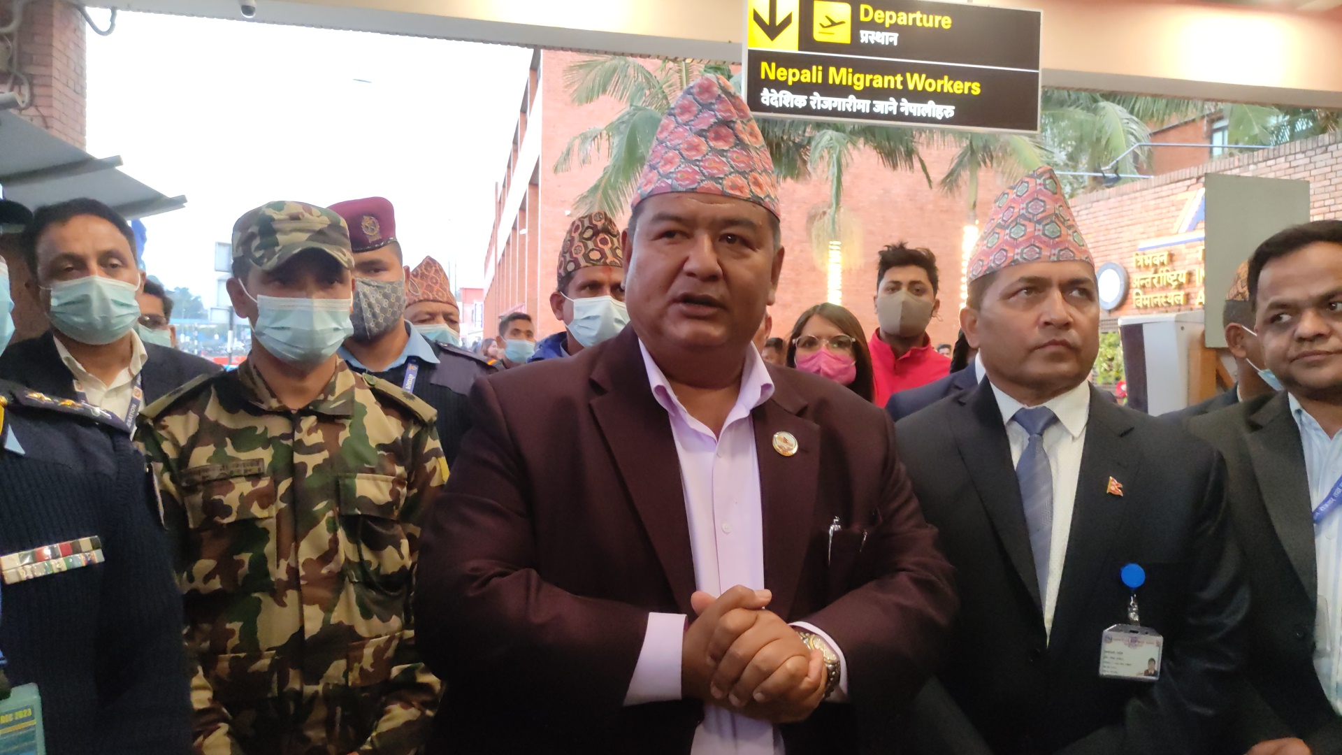 विमानस्थलमा राखिएको श्रम डेस्क हट्यो, वैदेशिक राेजगारीमा जानेले अब छुट्टै लाइन बस्नु नपर्ने