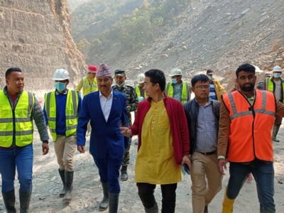 खानेपानी मन्त्री उमाकान्त चौधरीले यही चैतभित्र मेलम्चीको पानी काठमाण्डाै पुग्ने गरी काम गर्न मेलम्ची खानेपनी विकास समिति तथा सम्बद्ध सबै निकायलाई निर्देशन दिनुभएको छ । आज बुधवार सुन्दरीजल सुरुङ हुँदै मेलम्ची खानेपानी आयोजनाको मुहानस्थल अम्बाथान पुग्नुभएका मन्त्री चौधरीले जनशक्ति तथा अन्य प्राविधिक सहयोग थप आवश्यक परे सरकारले सहयोग गर्ने भन्दै चैतसम्म जसरी पनि पानी काठमाण्डाै पुर्‍याउने सरकारी लक्ष्य पूरा गर्न खानेपानी विकास समिति र ठेकेदार कम्पनी सिनो हाइड्रोलाई निर्देशन दिनुभएको हो । मन्त्री चौधरीसँगै हेलम्बु गाउँपालिकाका अध्यक्ष निमा ग्याल्जेन शेर्पा, मेलम्ची खानेपानी विकास समितिका कार्यकारी निर्देशक वासुदेव पौडेललगायत सहभागी हुनुहुन्थ्यो । निरीक्षणका क्रममा मन्त्री चौधरीले केही दिनअघि ठेकेदारले केही समय काम रोकेको भन्दै उहाँले भुक्तानी समयमै गर्न सरकार तयार रहेको तर कुनै पनि बहानामा काम ढिलो हुन नहुने बताउनुभयो । मन्त्री चौधरीले डलरमा रकम भुक्तानी गर्न केही समय लागेको तर नेपाली रुपैयाँ सरकारले ठेकेदारलाई सम्झौताअनुसार भुक्तानी गरिरहेको पनि त्यस अवसरमा स्पष्ट गर्नुभयो । स्थानीय प्रभावित, बाढी प्रभावितको मागमा मन्त्रालय, खानेपानी विकास समिति र सरोकारवाला सरकारी निकाय सकारात्मक रहेको उहाँले बताउनुभयो । मन्त्री चौधरीले भन्नुभयो, ‘सबैका उचित माग पूरा हुन्छन्, यसतर्फ सरकार सजग छ तर काम बन्द गर्ने काम कसैले पनि गर्नु हुँदैन, कुनै पनि हालतमा सरकारले तोकेको समय यही महिनाभित्रै काठमाण्डाै पानी पुर्‍याउनुपर्छ ।’ उहाँले ठेकेदार कम्पनीले काम सुरु गरेको ९० दिनभित्र काम सक्ने सम्झौता गरेकाले त्यहीअनुसार काम हुनुपर्नेमा जोड दिनुभयो । उहाँले अहिले भइरहेकाे कामको गति चित्तबुझ्दो रहेको पनि बताउनुभयो । मेलम्ची खानेपानी विकास समितिका सिनियर डिभिजनल इन्जिनियर पदमबहादुर कुँवरले अम्बाथान पोर्टल अडिटमा सोचेभन्दा बढी गेग्रान थुप्रिएकाले व्यवस्थापनमा केही समय बढी लागेको बताउनुभयो । उहाँले सरकारको लक्ष्यअनुसार चैतसम्म पानी काठमाण्डाै लैजाने गरी काम भइरहेको जानकारी दिनुभयो । मुहानमा थुप्रिएको पहिरो र गेग्रान सरसफाइको काम ७० प्रतिशत सकिएको जानकारी उहाँले दिनुभयो । हेलम्बु गाउँपालिकाका अध्यक्ष निमा ग्याल्जेन शेर्पाले स्थानीय बाढी प्रभावितलाई घर बनाउन पाँच लाख रुपैयाँले नपुग्ने भन्दै रकम थप गर्न सरकारसँग आग्रह गर्नुभयो । उहाँले सामाजिक उत्थान कार्यक्रमको रकम सम्बन्धित पालिकामा पठाउन पनि आग्रह गर्नुभयो । काठमाण्डाै आइसकेको मेलम्ची खानेपानी आयोजनामा गएको बर्खाकाे बाढीले क्षति पुर्‍याएकाे थियो । त्यसपछि याे आयोजना अहिलेसम्म नै ठप्प रहेको छ ।