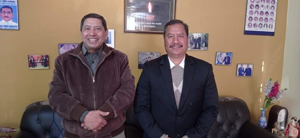 नेकपा माओवादी केन्द्रका नेता नारायणकाजी श्रेष्ठ र नेकपा महासचिव नेक्रविक्रम चन्द विप्लवबीचको भेटवार्ता सकिएको छ । नेता श्रेष्ठलाई भेट्न महासचिव विप्लव बुधबार बिहान श्रेष्ठ निवास हात्तिवन पुगेका थिए । भेटमा दुई नेताबीच अमेरिकी सहयोग नियोग मिलेनियम च्यालेन्ज कर्पोरेसन (एमसीसी)सँग सरकारले गरेको सम्झौता संसदबाट अनुमोदन गरेपछि माओवादीभित्र चुलिएको आन्तरिक विवाद र अवको गन्तव्यबारे छलफल भएको स्रोतले जानकारी दिएको छ । सत्तामा रहेर मात्र केही उपलब्धि नहुने र क्रान्तिकारी कम्युनिष्‍टबीच धुव्रीकरण हुनुपर्ने धारणा राख्दै महासचिव विप्लवले राष्ट्रियताका पक्षमा लागेका साथीहरुबीच एउटै मोर्चा बनाएर जाने प्रस्ताव गरेका थिए । जसमा श्रेष्‍ठले सकारात्मक जवाफ दिएका छन् । एमसीसी अनुमोदनमा नेतृत्वले धोका दिएको भन्दै नेता श्रेष्ठले अब बस्ने पार्टी बैठकमा राष्ट्रियताको विषय उठाउने बताएका छन् । एमसीसी संशोधनविना अनुमोदन गर्न नहुने बताउँदै आएका श्रेष्ठ र एमसीसीबाट आउने अनुदान नै ल्याउन नहुने धारणा राख्दै आएका विप्लवबीच एमसीसी सम्झौता सदनबाट अनुमोदन भएको चौैथो दिन भेटवार्ता भएको हो ।