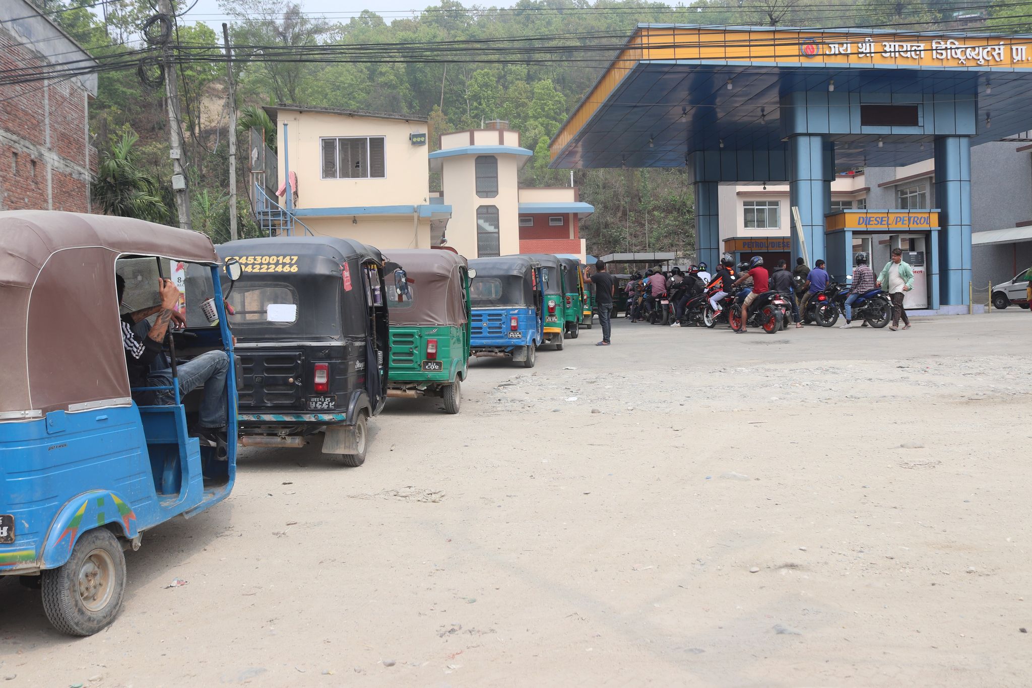पेट्रोलियम पदार्थ ढुवानी ठप्प हुँदा हेटौंडामा पेट्रोल, डिजेलको अभाव