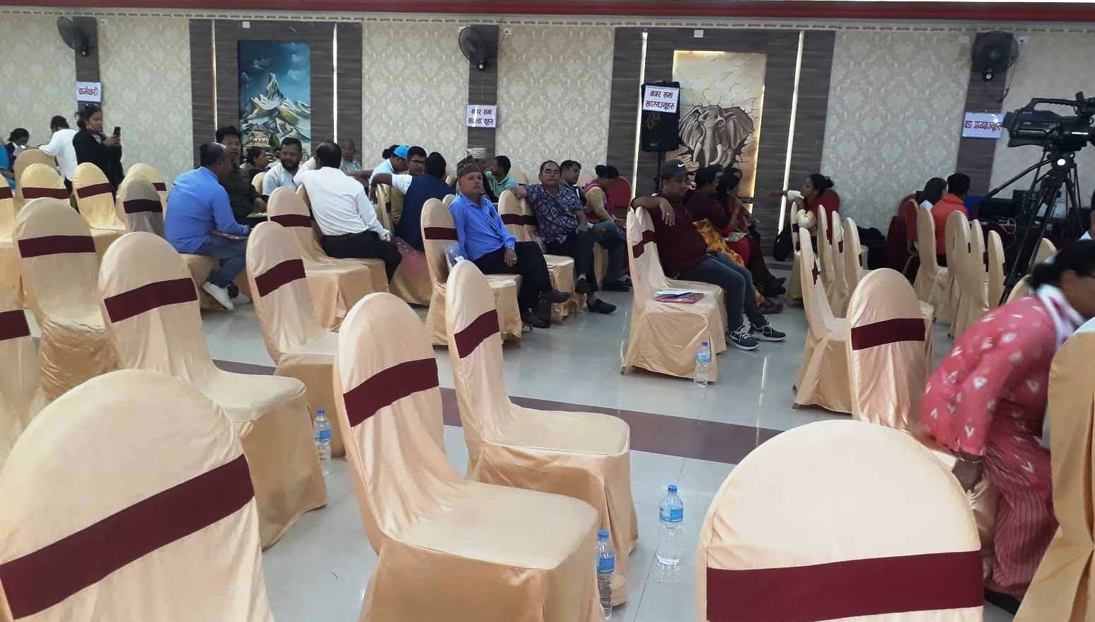 हेटौंडा / आज बिहान १० बजे हुने भनिएको हेटौंडा उपमहानगरपालिकाको नगर सभा तथा एघारौं अधिबेशन अझै सुरु हुन सकेको छैन । बहुमतमा रहेको नेकपा एमालेका कार्यपालिका सदस्यहरुले सभा संचालन गर्न नदिने अडान राखेर सभा कक्षमा प्रवेश नगरेपछी सभा सुरु हुन नसकेको हो ।