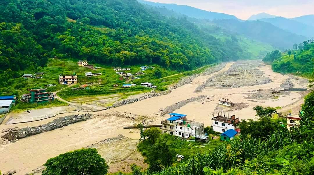 सिन्धुपाल्चाेककाे हेलम्बु र मेलम्ची आसपासमा बाढी : फट्टेको अस्थायी पुलमा क्षति