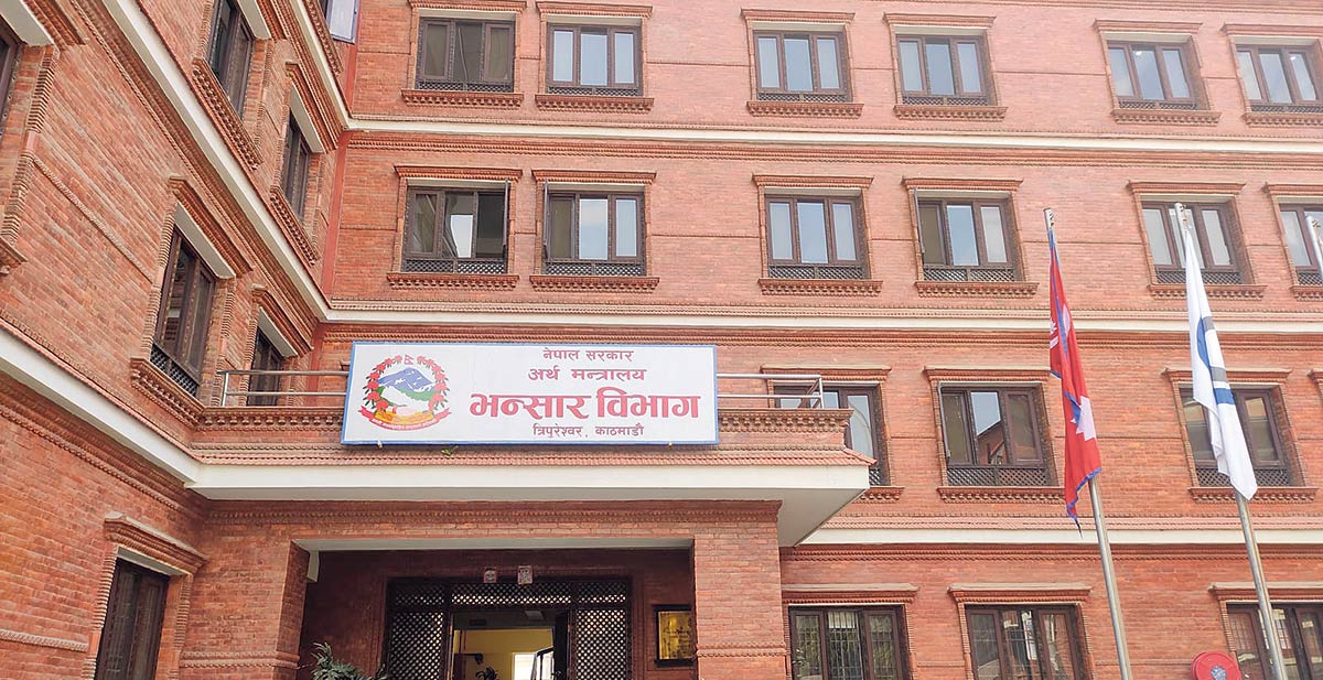 व्यापार घाटा पौने १६ खर्ब