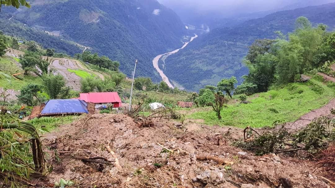 सङ्खुवासभाको चिचिलामा पहिरोबाट १० परिवार विस्थापित