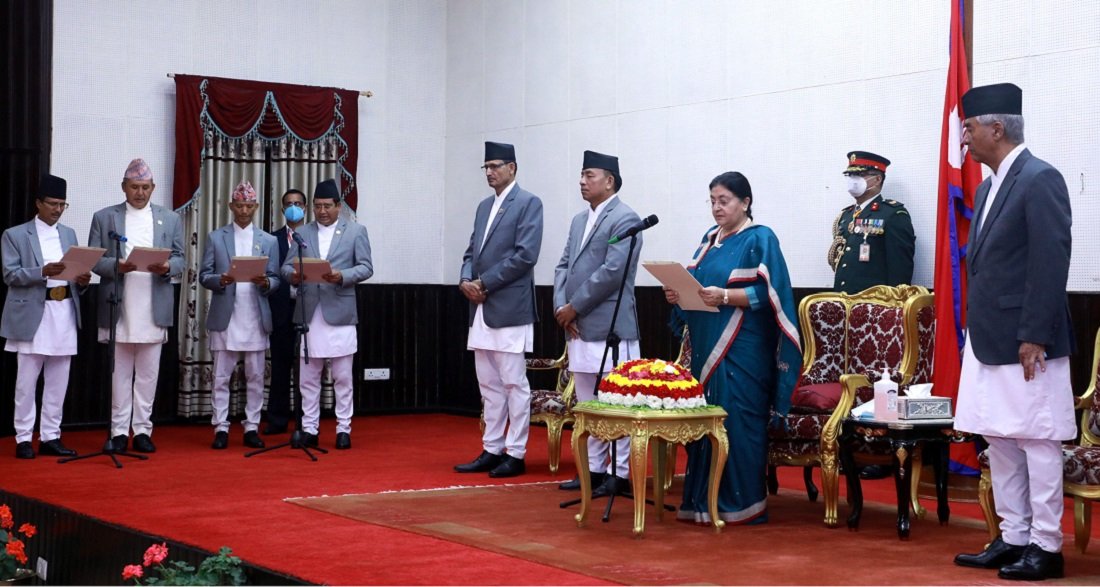नवनियुक्त मन्त्रीले लिए शपथ