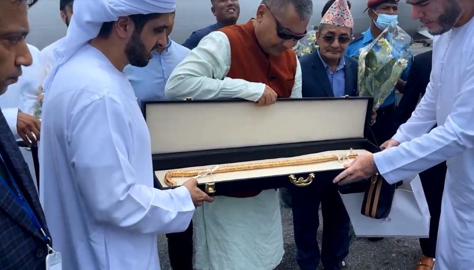 दुर्गा प्रसाईंलाई सुनको लौरो उपहार