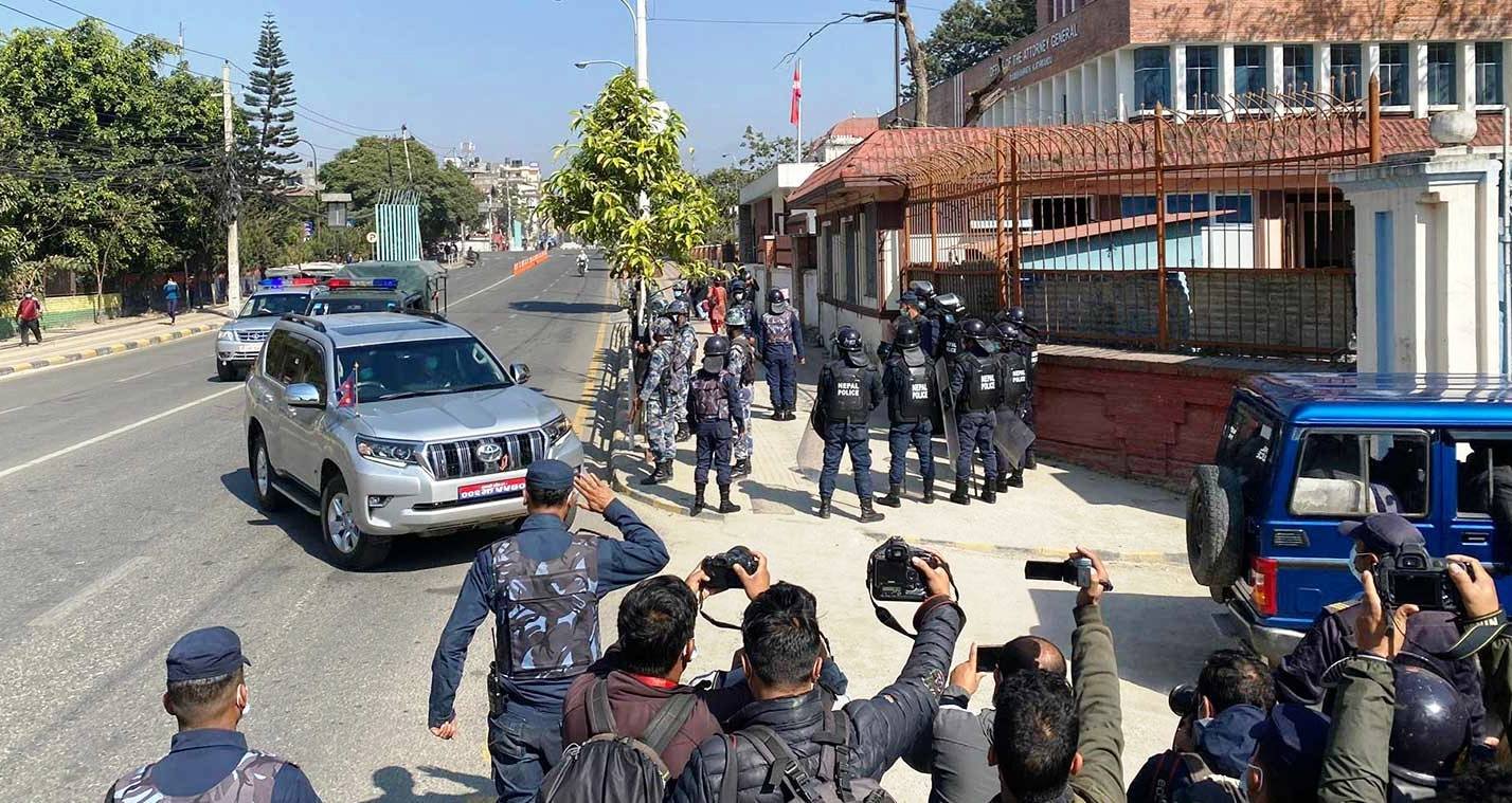 सर्वोच्च फर्कने चोलेन्द्रको खबर, गेटमै राेक्ने कानुन व्यवसायीकाे तयारी