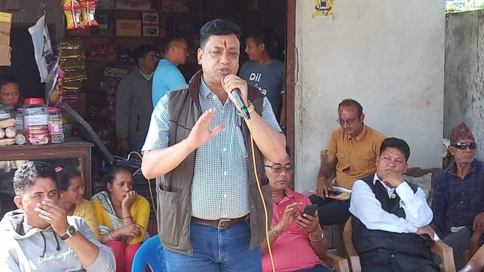 हेटौंडा–नेपाली कांग्रेस बागमती प्रदेश सभापति एवम् मकवानपुर क्षेत्र नम्बर २ (ख) का प्रदेशसभा सदस्य उम्मेदवार ईन्द्रबहादुर बानियाँले आफूले जनताको न्याय र सेवाको लागि राजनीति गरेको भन्दै सदैव जनताकै काममा क्रियाशील हुने प्रतिवद्धता जनाएका छन् । मंगलबार मकवानपुरको मनहरी गाउँपालिकाका विभिन्न वडामा भएका पार्टीका अगुवा कार्यकर्ता भेलामा बोल्दै बानियाँले आफूलाई खान लाउनको लागि छुट्टै पेशा रहेको बताउँदै जनताको समस्या र पीरमर्कामा साथ दिनको लागि मात्रै राजनीति गरेको स्पष्ट पारे । ‘अहिले राजनीतिलाई नै पेशा बनाएर जनताकै रगत पसिना चुस्नेहरु धेरै छन्, त्यस्तालाई चिन्न सक्नुपर्छ,’ बानियाँले भने–‘म त जनतालाई सेवा गर्न आएको हुँ, मलाई राजनीतिबाट कमाउनु छैन, कमाउनको लागि मैले छुट्टै पेशा गरिरहेको छु ।’ आगामी मंसिर ४ गते हुने निर्वाचनमा लोकतान्त्रिक बाम गठबन्धनको औचित्य र आवश्यकताबारे पनि उनले स्पष्ट पारे । ‘गठबन्धन बाध्यता होइन, आवश्यकता हो । कुरै कुराको समृद्ध नेपाल भन्नेले काम गरेनन् । संविधान नै मास्ने खेलमा लागे । तसर्थ प्रतिगामी शक्तिविरुद्धको गठबन्धनलाई जनताले विश्वास गर्नेछन् ।’ बानियाँले भने । एमालेको नीति र नेता गलत भएको आरोप लगाउँदै बानियाँले गठबन्धनले मात्र मुलुकमा विकास र समृद्धि दिन सक्ने बताए । आफू माटो र बाटो बुझेको उम्मेदवार भएको भन्दै यसअघि पनि जनताले जितेर पठाउँदा धेरै काम गरेको स्मरण गरे । यसअघि जिताएर पठाएको एमालेले काम गर्न नसकेको पछि आफूहरु बीचमै सरकारको नेतृत्व लिनुपरेको भन्दै उनले अब गठबन्धनलाई नै जनताले जिताएर पठाउने बताए । ‘अब गठबन्धन दलकै स्थायी सरकार बन्छ, हामीले छोटो समयमा सरकारको नेतृत्व गर्दा गाउँमा केके काम भयो, सबैलाई थाहै छ, पूरा हुन नसकेको कामहरु अब पूरा गरिन्छ ।’ बानियाँले भने । आफू निर्वाचित भएपछि जनताको निशुल्क स्वास्थ्य बिमा गर्नेदेखि गरिबहरुको घर बनाइदिने कार्यक्रम अघि सार्ने पनि उनले प्रतिवद्धता जनाए । कांग्रेस गरिबलाई धनी बनाउने पार्टी भएको भन्दै सबैलाई आय आर्जनसँग जोड्ने योजना रहेको पनि सुनाए । पार्टीभित्रि असन्तुष्ट भई अन्यत्र लागेकाहरुलाई पार्टीमै फर्कन पनि बानियाँले आग्रह गरे । ‘कोही घण्टी बोकेर हिँड्या छन् रे, कोही करुवा बोकेर हिँड्या छन् रे, मंसिर ४ पछि पश्चाताप गर्नुपर्ने दिन आउँछ । सानातिना कुरामा चित्त नबुझे पार्टीभित्रै बहस गरौं ।’ बानियाँले भने –‘परिस्थिति आफूअनुकुल नभएपछि मनस्थिति बिगार्नेहरुलाई म अझै पनि अनुरोध गर्न चाहन्छु । पुरानै घरमा फर्कनूस्, अझै समय छ ।’ कार्यक्रममा बोल्दै गठबन्धन दल एकीकृत समाजवादी पार्टीका केन्द्रीय सदस्य राजाराम स्याङ्तानले काम गर्ने नेता हेरेर भोट दिन आग्रह गरे । ‘मत भन्छु एमालेमा भोट हालेर भोट खेर नफाल्नु । गठबन्धनकै उम्मेदवारको जीत निश्चित छ । गठबन्धनको सरकार बनेपछि गाउँले मुहार फेर्नेछ ।’ स्याङ्तानले भने । कांग्रेसले मंगलबार मनहरी ४ स्थित गोलघरमा कार्यकर्ता भेटघाट गरेको थियो । त्यस्तै मनहरी ५ स्थित बसन्तपुरमा वडा सभापति सुधीर उप्रेतीको अध्यक्षतमा कार्यकर्ता भेटघाट कार्यक्रमको आयोजना गरेको थियो । मनहरी ९ नम्बर वडामा वडा सभापति राजकुमार श्रेष्ठको अध्यक्षतामा कार्यक्रम भएको हो भने ७ नम्बर वडामा वडा सभापति उमेश माेक्तानको अध्यक्षतमा अगुवा कार्यकर्ता भेला भएको थियो । त्यसैगरी मंगलबार नै मनहरी ८ नम्बर वडामा पनि वडा सभापति भीमसेन लामाको अध्यक्षतामा कार्यक्रम भएको थियो । कार्यक्रमहरुमा नेपाली कांग्रेस महासमिति सदस्य सन्तबहादुर चेपाङ, महासमिति सदस्य राजेश भेटवाल, महाधिवेशन प्रतिनिधि जनक उप्रेती, तेजराज उप्रेती, पार्टी प्रदेश सदस्य जानुकी लामा, मकवानपुर पार्टी सचिव भीमसेन महत, पार्टीका मनहरी गाउँपालिका सभापति प्रकाश वर्तौलालगायत अगुवा नेता कार्यकर्ताको सहभागिता रहेको थियो ।