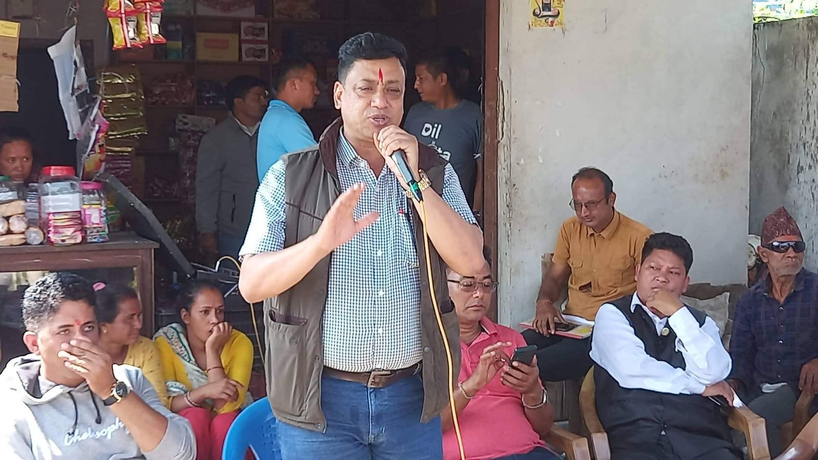 हेटौंडा–नेपाली कांग्रेस बागमती प्रदेश सभापति एवम् मकवानपुर क्षेत्र नम्बर २ (ख) का प्रदेशसभा सदस्य उम्मेदवार ईन्द्रबहादुर बानियाँले आफूले जनताको न्याय र सेवाको लागि राजनीति गरेको भन्दै सदैव जनताकै काममा क्रियाशील हुने प्रतिवद्धता जनाएका छन् । मंगलबार मकवानपुरको मनहरी गाउँपालिकाका विभिन्न वडामा भएका पार्टीका अगुवा कार्यकर्ता भेलामा बोल्दै बानियाँले आफूलाई खान लाउनको लागि छुट्टै पेशा रहेको बताउँदै जनताको समस्या र पीरमर्कामा साथ दिनको लागि मात्रै राजनीति गरेको स्पष्ट पारे । ‘अहिले राजनीतिलाई नै पेशा बनाएर जनताकै रगत पसिना चुस्नेहरु धेरै छन्, त्यस्तालाई चिन्न सक्नुपर्छ,’ बानियाँले भने–‘म त जनतालाई सेवा गर्न आएको हुँ, मलाई राजनीतिबाट कमाउनु छैन, कमाउनको लागि मैले छुट्टै पेशा गरिरहेको छु ।’ आगामी मंसिर ४ गते हुने निर्वाचनमा लोकतान्त्रिक बाम गठबन्धनको औचित्य र आवश्यकताबारे पनि उनले स्पष्ट पारे । ‘गठबन्धन बाध्यता होइन, आवश्यकता हो । कुरै कुराको समृद्ध नेपाल भन्नेले काम गरेनन् । संविधान नै मास्ने खेलमा लागे । तसर्थ प्रतिगामी शक्तिविरुद्धको गठबन्धनलाई जनताले विश्वास गर्नेछन् ।’ बानियाँले भने । एमालेको नीति र नेता गलत भएको आरोप लगाउँदै बानियाँले गठबन्धनले मात्र मुलुकमा विकास र समृद्धि दिन सक्ने बताए । आफू माटो र बाटो बुझेको उम्मेदवार भएको भन्दै यसअघि पनि जनताले जितेर पठाउँदा धेरै काम गरेको स्मरण गरे । यसअघि जिताएर पठाएको एमालेले काम गर्न नसकेको पछि आफूहरु बीचमै सरकारको नेतृत्व लिनुपरेको भन्दै उनले अब गठबन्धनलाई नै जनताले जिताएर पठाउने बताए । ‘अब गठबन्धन दलकै स्थायी सरकार बन्छ, हामीले छोटो समयमा सरकारको नेतृत्व गर्दा गाउँमा केके काम भयो, सबैलाई थाहै छ, पूरा हुन नसकेको कामहरु अब पूरा गरिन्छ ।’ बानियाँले भने । आफू निर्वाचित भएपछि जनताको निशुल्क स्वास्थ्य बिमा गर्नेदेखि गरिबहरुको घर बनाइदिने कार्यक्रम अघि सार्ने पनि उनले प्रतिवद्धता जनाए । कांग्रेस गरिबलाई धनी बनाउने पार्टी भएको भन्दै सबैलाई आय आर्जनसँग जोड्ने योजना रहेको पनि सुनाए । पार्टीभित्रि असन्तुष्ट भई अन्यत्र लागेकाहरुलाई पार्टीमै फर्कन पनि बानियाँले आग्रह गरे । ‘कोही घण्टी बोकेर हिँड्या छन् रे, कोही करुवा बोकेर हिँड्या छन् रे, मंसिर ४ पछि पश्चाताप गर्नुपर्ने दिन आउँछ । सानातिना कुरामा चित्त नबुझे पार्टीभित्रै बहस गरौं ।’ बानियाँले भने –‘परिस्थिति आफूअनुकुल नभएपछि मनस्थिति बिगार्नेहरुलाई म अझै पनि अनुरोध गर्न चाहन्छु । पुरानै घरमा फर्कनूस्, अझै समय छ ।’ कार्यक्रममा बोल्दै गठबन्धन दल एकीकृत समाजवादी पार्टीका केन्द्रीय सदस्य राजाराम स्याङ्तानले काम गर्ने नेता हेरेर भोट दिन आग्रह गरे । ‘मत भन्छु एमालेमा भोट हालेर भोट खेर नफाल्नु । गठबन्धनकै उम्मेदवारको जीत निश्चित छ । गठबन्धनको सरकार बनेपछि गाउँले मुहार फेर्नेछ ।’ स्याङ्तानले भने । कांग्रेसले मंगलबार मनहरी ४ स्थित गोलघरमा कार्यकर्ता भेटघाट गरेको थियो । त्यस्तै मनहरी ५ स्थित बसन्तपुरमा वडा सभापति सुधीर उप्रेतीको अध्यक्षतमा कार्यकर्ता भेटघाट कार्यक्रमको आयोजना गरेको थियो । मनहरी ९ नम्बर वडामा वडा सभापति राजकुमार श्रेष्ठको अध्यक्षतामा कार्यक्रम भएको हो भने ७ नम्बर वडामा वडा सभापति उमेश माेक्तानको अध्यक्षतमा अगुवा कार्यकर्ता भेला भएको थियो । त्यसैगरी मंगलबार नै मनहरी ८ नम्बर वडामा पनि वडा सभापति भीमसेन लामाको अध्यक्षतामा कार्यक्रम भएको थियो । कार्यक्रमहरुमा नेपाली कांग्रेस महासमिति सदस्य सन्तबहादुर चेपाङ, महासमिति सदस्य राजेश भेटवाल, महाधिवेशन प्रतिनिधि जनक उप्रेती, तेजराज उप्रेती, पार्टी प्रदेश सदस्य जानुकी लामा, मकवानपुर पार्टी सचिव भीमसेन महत, पार्टीका मनहरी गाउँपालिका सभापति प्रकाश वर्तौलालगायत अगुवा नेता कार्यकर्ताको सहभागिता रहेको थियो ।