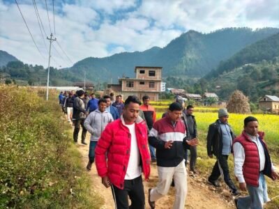 हेटौंडा । मकवानपुर क्षेत्र नम्बर–२ मा नेकपा एमालेका उम्मेदवार तथा एमाले बागमती प्रदेश कमिटीका उपसचिब महेश कुमार बर्तौलाले जनताको सेवक बनेर काम गर्ने तयारीका साथ चुनावी मैदानमा होमिएको बताउनु भएको छ । थाहा नगरपालिका वडा नम्बर १० मा एमालेको आयोजनामा भएको कार्यकर्ता भेटघाट कार्यक्रममा बोल्दै उहाँले आम मतदान र यस क्षेत्रका लागि पाच बर्ष असली सेवक बन्ने र यस क्षेत्रका नागरिकको घर आगनमा रहने बताउनुभयो । अर्का उम्मेदवार प्रति लक्षित गर्दै उहाँले भन्नुभयो–‘आफ्नो घर जलाएर खरानी बनाएर एक थान मन्त्रीको लोभमा फसेर पाटी फुटाएर गएर चुनाव जितेर गएपछी आफ्नो निर्वाचन क्षेत्रमा कति पटक जनताको माझ आउनु भयो र अहिले मलाइ फुचे भन्दै हिड्नु भएको छ भन्दै हिड्नु भएको छ भन्ने सुनेको छु ।’ बीस बर्स एमालेले सांसद बनाएका बिरोध खतिवडाले एमालेलाइ खरानी बनाएर माओवादी र काग्रेसको ढाडमा टेकेर आज एउटा युवकसंग चुनाव लड्दै गरेको बताउनुभयो । २०६२–०६३ को आन्दोलनको नेतृत्व गरेको एउटा जनताको लोकप्रिय मान्छेलाइ केको आधारमा फुचे भनेको भन्दै बिरोध खतिवडालाइ बर्तौलाले प्रश्न गर्नुभयो । कार्यक्रममा एमालेका तर्फबाट क्षेत्र नम्बर–२ को (क) का उम्मेदवार विष्णु प्रसाद ढकालले आफु यश प्रदेश बाट बिर्बाचित भएर गए पछि जनताको मागको आधारमा काम गर्ने प्रतिबद्धता व्यक्त गर्नुभयो । यसै क्षेत्रको स्थानिय भएको र यही भुगोलबाट राजनीति यात्रा सुरु गरेकोले यस भेगको जनताको आबस्यक्ताका आधारमा काम गर्ने बताउनुभयो । अघिल्लो निर्वाचनहरुमा आफु पटक पटक चुनाबी कमान्डर भएर नेकपा एमालेलाइ चुनाव जिताएकोले यो अटक यश प्रदेशका जनलाले आफुलाइ निर्वाचन बिजय गराउनेमा ढुक्क रहेको ढकालले बताउनुभयो । सबै नेता कार्यकर्तालाइ निर्वाचनमा होमीन आग्रह गर्नुभयो । आफू यसै भेगको स्थानिय भएकोले कुमारी मुक्तान पाहुना उमेदवार भएकोले पनि आफ्नो जित निस्चित भएकोले उहाँले बताउनुभयो ।