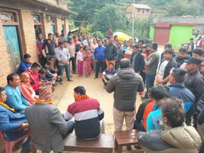 हेटौंडा । मकवानपुर क्षेत्र नम्बर–२ मा नेकपा एमालेका उम्मेदवार तथा एमाले बागमती प्रदेश कमिटीका उपसचिब महेश कुमार बर्तौलाले जनताको सेवक बनेर काम गर्ने तयारीका साथ चुनावी मैदानमा होमिएको बताउनु भएको छ । थाहा नगरपालिका वडा नम्बर १० मा एमालेको आयोजनामा भएको कार्यकर्ता भेटघाट कार्यक्रममा बोल्दै उहाँले आम मतदान र यस क्षेत्रका लागि पाच बर्ष असली सेवक बन्ने र यस क्षेत्रका नागरिकको घर आगनमा रहने बताउनुभयो । अर्का उम्मेदवार प्रति लक्षित गर्दै उहाँले भन्नुभयो–‘आफ्नो घर जलाएर खरानी बनाएर एक थान मन्त्रीको लोभमा फसेर पाटी फुटाएर गएर चुनाव जितेर गएपछी आफ्नो निर्वाचन क्षेत्रमा कति पटक जनताको माझ आउनु भयो र अहिले मलाइ फुचे भन्दै हिड्नु भएको छ भन्दै हिड्नु भएको छ भन्ने सुनेको छु ।’ बीस बर्स एमालेले सांसद बनाएका बिरोध खतिवडाले एमालेलाइ खरानी बनाएर माओवादी र काग्रेसको ढाडमा टेकेर आज एउटा युवकसंग चुनाव लड्दै गरेको बताउनुभयो । २०६२–०६३ को आन्दोलनको नेतृत्व गरेको एउटा जनताको लोकप्रिय मान्छेलाइ केको आधारमा फुचे भनेको भन्दै बिरोध खतिवडालाइ बर्तौलाले प्रश्न गर्नुभयो । कार्यक्रममा एमालेका तर्फबाट क्षेत्र नम्बर–२ को (क) का उम्मेदवार विष्णु प्रसाद ढकालले आफु यश प्रदेश बाट बिर्बाचित भएर गए पछि जनताको मागको आधारमा काम गर्ने प्रतिबद्धता व्यक्त गर्नुभयो । यसै क्षेत्रको स्थानिय भएको र यही भुगोलबाट राजनीति यात्रा सुरु गरेकोले यस भेगको जनताको आबस्यक्ताका आधारमा काम गर्ने बताउनुभयो । अघिल्लो निर्वाचनहरुमा आफु पटक पटक चुनाबी कमान्डर भएर नेकपा एमालेलाइ चुनाव जिताएकोले यो अटक यश प्रदेशका जनलाले आफुलाइ निर्वाचन बिजय गराउनेमा ढुक्क रहेको ढकालले बताउनुभयो । सबै नेता कार्यकर्तालाइ निर्वाचनमा होमीन आग्रह गर्नुभयो । आफू यसै भेगको स्थानिय भएकोले कुमारी मुक्तान पाहुना उमेदवार भएकोले पनि आफ्नो जित निस्चित भएकोले उहाँले बताउनुभयो ।