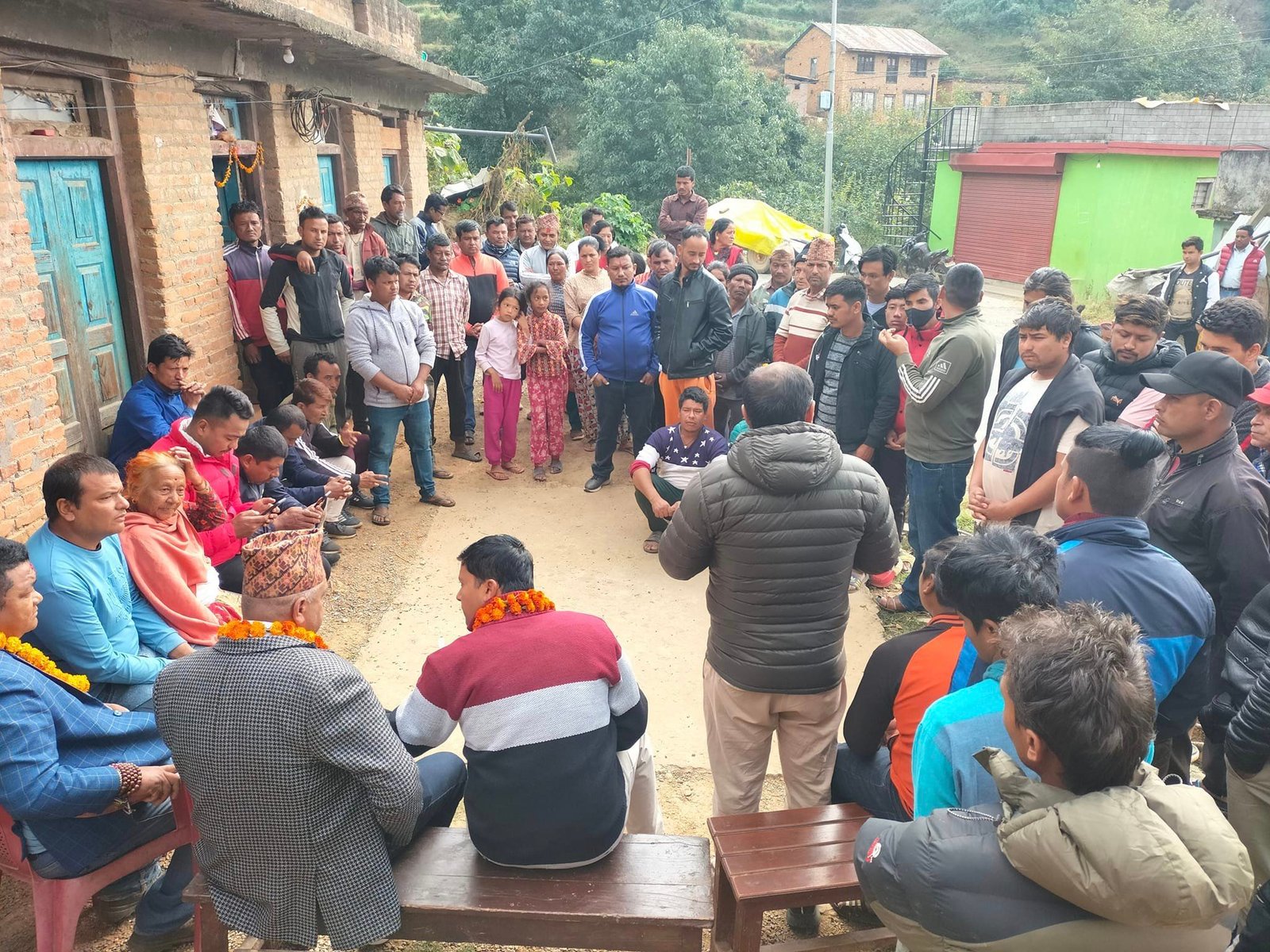 हेटौंडा । मकवानपुर क्षेत्र नम्बर–२ मा नेकपा एमालेका उम्मेदवार तथा एमाले बागमती प्रदेश कमिटीका उपसचिब महेश कुमार बर्तौलाले जनताको सेवक बनेर काम गर्ने तयारीका साथ चुनावी मैदानमा होमिएको बताउनु भएको छ ।  थाहा नगरपालिका वडा नम्बर १० मा एमालेको आयोजनामा भएको कार्यकर्ता भेटघाट कार्यक्रममा बोल्दै उहाँले आम मतदान र यस क्षेत्रका लागि पाच बर्ष असली सेवक बन्ने र यस क्षेत्रका नागरिकको घर आगनमा रहने बताउनुभयो । अर्का उम्मेदवार प्रति लक्षित गर्दै उहाँले भन्नुभयो–‘आफ्नो घर जलाएर खरानी बनाएर एक थान मन्त्रीको लोभमा फसेर पाटी फुटाएर गएर चुनाव जितेर गएपछी आफ्नो निर्वाचन क्षेत्रमा कति पटक जनताको माझ आउनु भयो र अहिले मलाइ फुचे भन्दै हिड्नु भएको छ भन्दै हिड्नु भएको छ भन्ने सुनेको छु ।’    बीस बर्स एमालेले सांसद बनाएका बिरोध खतिवडाले एमालेलाइ खरानी बनाएर माओवादी र काग्रेसको ढाडमा टेकेर आज एउटा युवकसंग चुनाव लड्दै गरेको बताउनुभयो । २०६२–०६३ को आन्दोलनको नेतृत्व गरेको एउटा जनताको लोकप्रिय मान्छेलाइ केको आधारमा फुचे भनेको भन्दै बिरोध खतिवडालाइ बर्तौलाले प्रश्न गर्नुभयो ।  कार्यक्रममा एमालेका तर्फबाट क्षेत्र नम्बर–२ को (क) का उम्मेदवार विष्णु प्रसाद ढकालले आफु यश प्रदेश बाट बिर्बाचित भएर गए पछि जनताको मागको आधारमा काम गर्ने प्रतिबद्धता व्यक्त गर्नुभयो । यसै क्षेत्रको स्थानिय भएको र यही भुगोलबाट राजनीति यात्रा सुरु गरेकोले यस भेगको जनताको आबस्यक्ताका आधारमा काम गर्ने बताउनुभयो ।    अघिल्लो निर्वाचनहरुमा आफु पटक पटक चुनाबी कमान्डर भएर नेकपा एमालेलाइ चुनाव जिताएकोले यो अटक यश प्रदेशका जनलाले आफुलाइ निर्वाचन बिजय गराउनेमा ढुक्क रहेको ढकालले बताउनुभयो । सबै नेता कार्यकर्तालाइ निर्वाचनमा होमीन आग्रह गर्नुभयो । आफू यसै भेगको स्थानिय भएकोले कुमारी मुक्तान पाहुना उमेदवार भएकोले पनि आफ्नो जित निस्चित भएकोले उहाँले बताउनुभयो । 