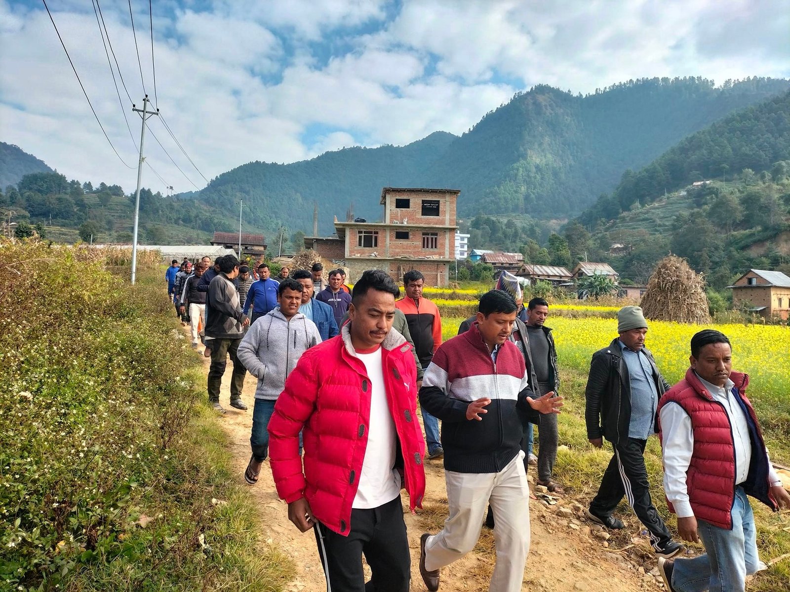 हेटौंडा । मकवानपुर क्षेत्र नम्बर–२ मा नेकपा एमालेका उम्मेदवार तथा एमाले बागमती प्रदेश कमिटीका उपसचिब महेश कुमार बर्तौलाले जनताको सेवक बनेर काम गर्ने तयारीका साथ चुनावी मैदानमा होमिएको बताउनु भएको छ ।  थाहा नगरपालिका वडा नम्बर १० मा एमालेको आयोजनामा भएको कार्यकर्ता भेटघाट कार्यक्रममा बोल्दै उहाँले आम मतदान र यस क्षेत्रका लागि पाच बर्ष असली सेवक बन्ने र यस क्षेत्रका नागरिकको घर आगनमा रहने बताउनुभयो । अर्का उम्मेदवार प्रति लक्षित गर्दै उहाँले भन्नुभयो–‘आफ्नो घर जलाएर खरानी बनाएर एक थान मन्त्रीको लोभमा फसेर पाटी फुटाएर गएर चुनाव जितेर गएपछी आफ्नो निर्वाचन क्षेत्रमा कति पटक जनताको माझ आउनु भयो र अहिले मलाइ फुचे भन्दै हिड्नु भएको छ भन्दै हिड्नु भएको छ भन्ने सुनेको छु ।’    बीस बर्स एमालेले सांसद बनाएका बिरोध खतिवडाले एमालेलाइ खरानी बनाएर माओवादी र काग्रेसको ढाडमा टेकेर आज एउटा युवकसंग चुनाव लड्दै गरेको बताउनुभयो । २०६२–०६३ को आन्दोलनको नेतृत्व गरेको एउटा जनताको लोकप्रिय मान्छेलाइ केको आधारमा फुचे भनेको भन्दै बिरोध खतिवडालाइ बर्तौलाले प्रश्न गर्नुभयो ।  कार्यक्रममा एमालेका तर्फबाट क्षेत्र नम्बर–२ को (क) का उम्मेदवार विष्णु प्रसाद ढकालले आफु यश प्रदेश बाट बिर्बाचित भएर गए पछि जनताको मागको आधारमा काम गर्ने प्रतिबद्धता व्यक्त गर्नुभयो । यसै क्षेत्रको स्थानिय भएको र यही भुगोलबाट राजनीति यात्रा सुरु गरेकोले यस भेगको जनताको आबस्यक्ताका आधारमा काम गर्ने बताउनुभयो ।    अघिल्लो निर्वाचनहरुमा आफु पटक पटक चुनाबी कमान्डर भएर नेकपा एमालेलाइ चुनाव जिताएकोले यो अटक यश प्रदेशका जनलाले आफुलाइ निर्वाचन बिजय गराउनेमा ढुक्क रहेको ढकालले बताउनुभयो । सबै नेता कार्यकर्तालाइ निर्वाचनमा होमीन आग्रह गर्नुभयो । आफू यसै भेगको स्थानिय भएकोले कुमारी मुक्तान पाहुना उमेदवार भएकोले पनि आफ्नो जित निस्चित भएकोले उहाँले बताउनुभयो । 