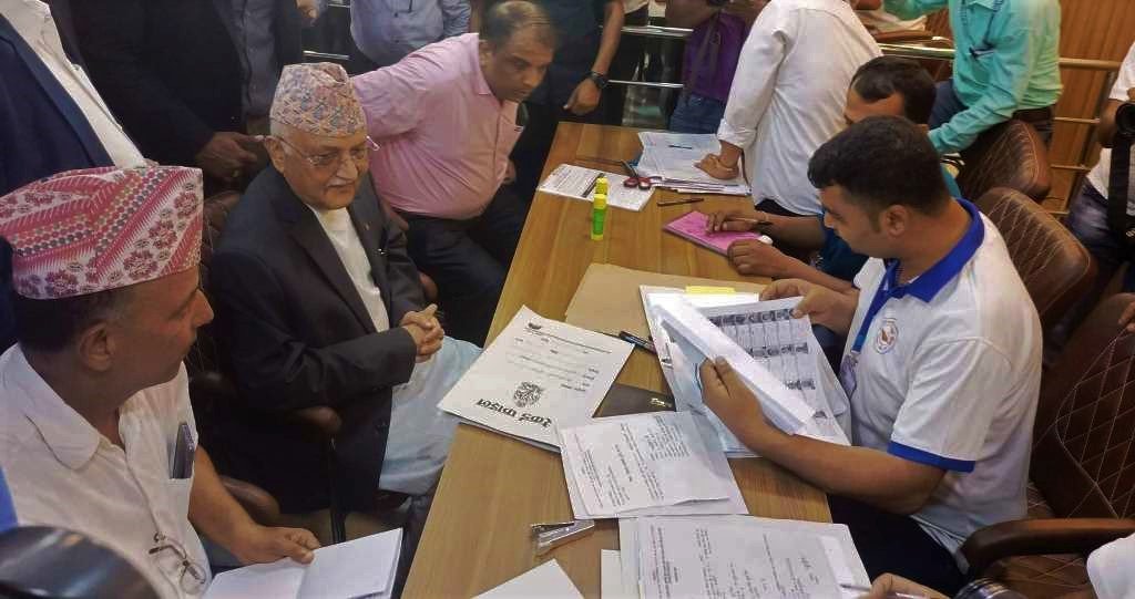 एमाले अध्यक्ष ओलीले गरे उम्मेदवारी दर्ता