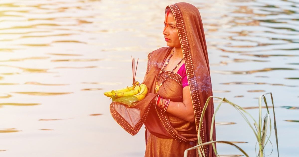 छठपर्वको मुख्य दिन आज, साँझ अस्ताउँदो सूर्यलाई पूजा आराधना गरिदै।