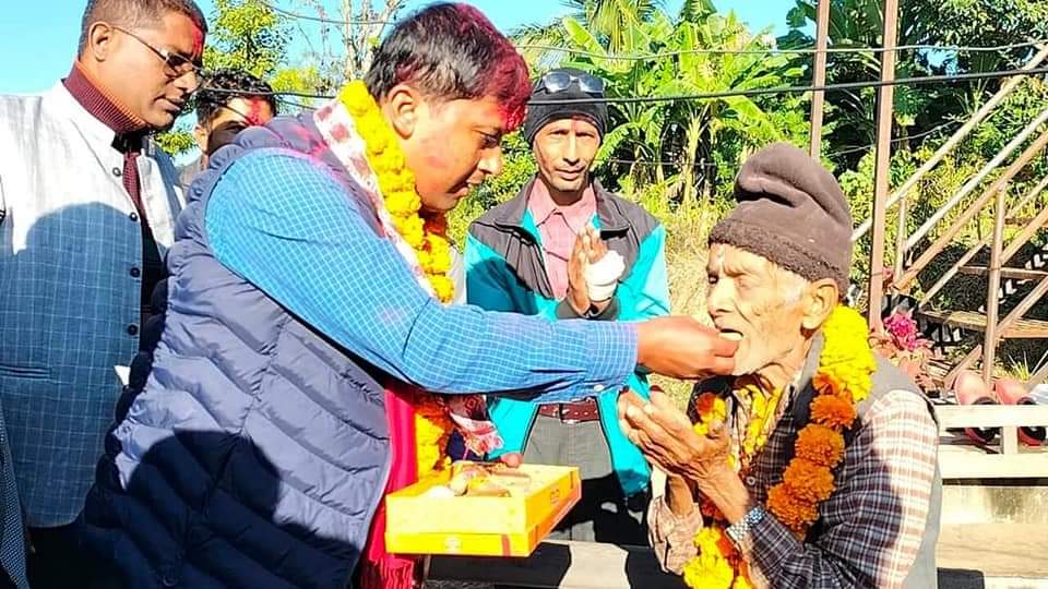 मकवानपुर–२ मा निर्वाचित महेश बर्तौलाले शहीद पितालाई घरमै गएर धन्यवाद दिए