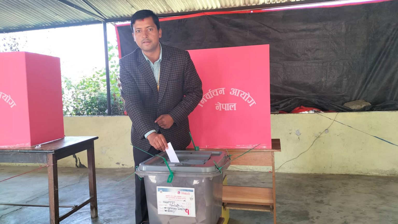 मकवानपुरको भीमफेदी बागमारा बाख्रा फार्म मतदान केन्द्रबाट महेश बर्तौलाले गरे मतदान