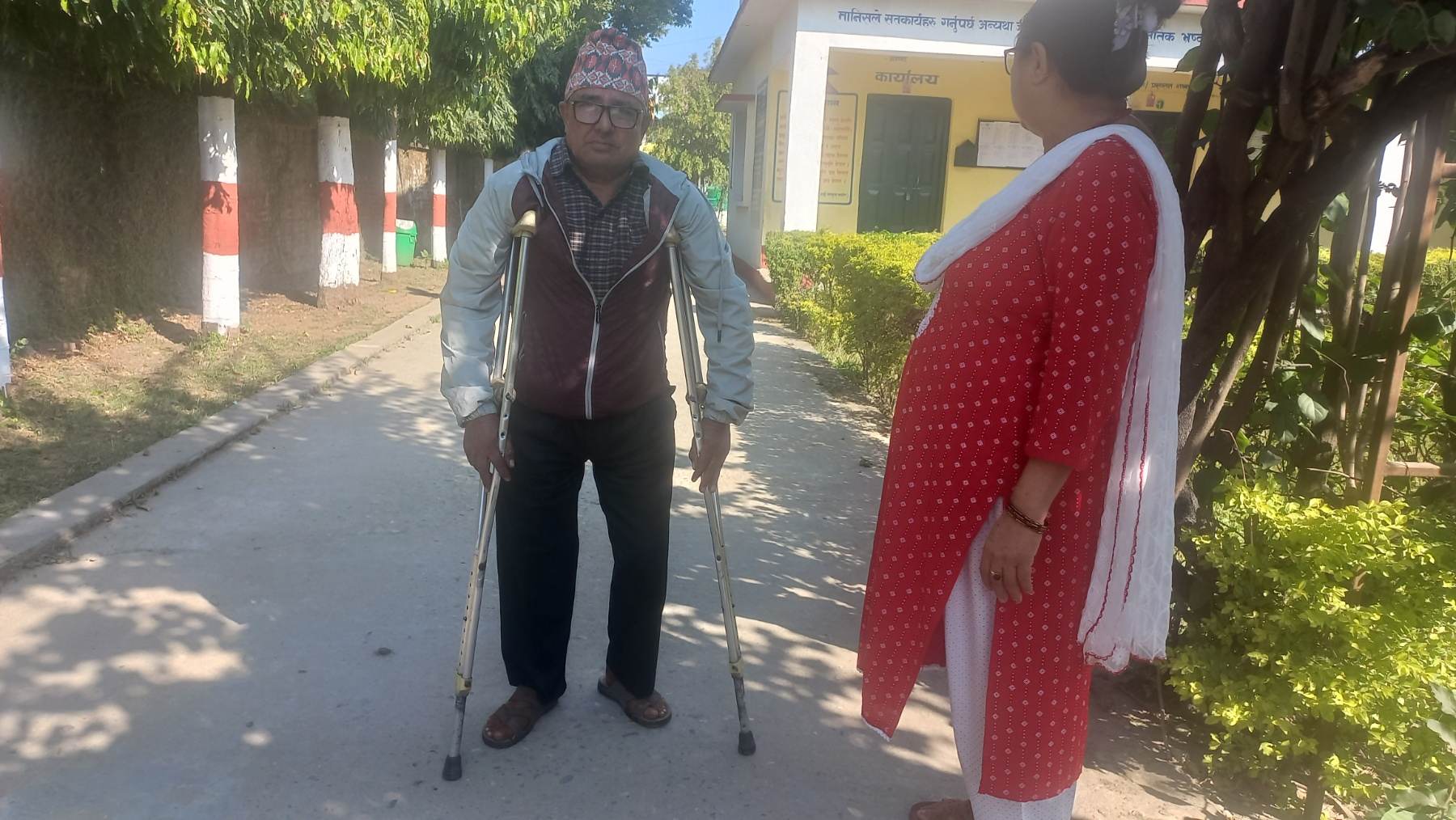 वैशाखी टेकेर मतदानस्थल पुगेका मतदाता भन्छन्— मेराे एक भाेटले देशलाई समृद्ध बनाउँछ, खुट्टा दुखेकाे बिर्सिएर मतदान गर्नेछु