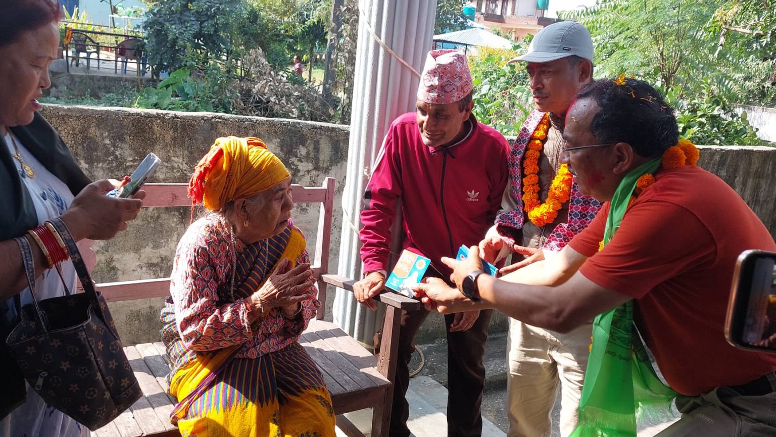 हेटौंडा । आगामी मंसिर ४ गते हुने प्रतिनिधि सभा तथा प्रदेश सभाको निर्वाचनका लागि नेकपा एमालेका उम्मेदवारले निर्वाचनमा जित आफ्नो पक्षमा पार्न घरदैलो अभियानलाई तीव्रता दिएका छन् । त्यसै अभियान अन्तर्गत नेकपा एमालेका मकवानपुर क्षेत्र नम्बर १ का उमेद्वार कमल थापा, मकवानपुर क्षेत्र नम्बर १ ख का उम्मेद्बार एकालाल श्रेष्ठ र बागमती प्रदेशका समानुपातिक उम्मेद्बार भारती पाठक हेटौंडा ८ मा घरदैलो गर्नुभएको हो । घरदैलो कार्यक्रममा स्थानीयले हेटौंडा औद्योगिक क्षेत्रलाई अझ राम्रो बनाउनुपर्ने बताउनुभयो । बन्द भएका कलकारखाना हरुलाई संचालन गरि स्वदेशमा नै रोजगारीको अवसर सिर्जना गर्न उम्मेद्बारहरुलाई स्थानीयले आग्रह गरेका थिए । रोजगारको अवसर नभएर धेरै युवाहरु वैदेशिक रोजगार पलायन भएकोले उत्पादनसङ्ग जोड्न निति निर्माणका लागि उम्मेद्बारलाई सुझाव दिएका थिए । बस्तीहरु बाक्लो हुँदै गएकोले यसलाई व्यबस्थित बस्तीका रुपमा लैजान भुमिका खेल्न पनि स्थानीयले सुझाव दिएका छन् । स्थानीयको सुझाव अनुसार जिम्मेवारी बहन गर्ने उमेदवार कमल थापा र एकालाल श्रेष्ठले प्रतिबद्धता जनाउनुभयो । एमाले नेतृत्वको सरकारको पालामा धेरै बिकासका कामहरू सुरु भएकोले जिताएर पठाउन उहाँहरुके मतादातालाई आग्रह गर्नुभयो । मकवानपुरमा भएका उद्योग कलकारखानालाई उचित ब्यबस्थापन गर्ने, नयाँ औद्योगिक क्षेत्रको बिस्तारलाई अझ सुदृढ बनाउने धारणा राख्नुभयो । यसैगरी केही घरमा खानेपानीको पनि समस्या भएकोले त्यसको लागि पनि उचित व्यबस्थापन हुने उहाँहरुको भनाइ छ ।