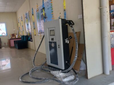 हेटौंडा मकवानपुरमै पहिलो पटक इलेक्ट्रिक गाडी चार्ज गर्ने चार्जिङ स्टेशन सुरुवातमा आउने भएको छ । हेटौंडा ११ थानाभर्याङमा रहेको इभि कार्स एण्डस् मोटर्स प्रा.लि. ले चार्जिङ स्टेशन सुरुवातमा ल्याउन लागेको हो । मकवानपुर सहित आसपासका जिल्लाहरुमा समेत विद्युतिय सवारीको माग बढेको र यात्रीहरुको सहजताको लागि चार्जिङ सेन्टर सञ्चालनमा ल्याउन लागिएको सञ्चालक युवराज आचार्यले बताए । ‘प्रति युनिट १५ रुपैंयाको दरले शुल्क लाग्ने छ । एउटा इलेक्ट्रिक गाडीको व्याट्रिको चार्ज फुल हुन लगभग ३० देखि ४५ मिनेट लाग्छ । चितवन, विरगंज लगाएत ठाउँहरुको सेन्टरमा हेटौंडा पर्ने भएकोले विद्युतिय सवारीको चार्ज बाटोमै सकिने समस्यालाई मध्यनजर गरेर चार्जिङ सेन्टर स्थापना गर्न लागेका हौं,’ उनले भने । गत बर्षदेखि विद्युतिय गाडी तथा स्कुटरको बिक्रि गर्दै आइरहेको उक्त सोरुमले यहि मंसिर पहिलो हप्तादेखि चार्जिङ स्टेशनको समेत सुविधा दिन लागेको हो ।