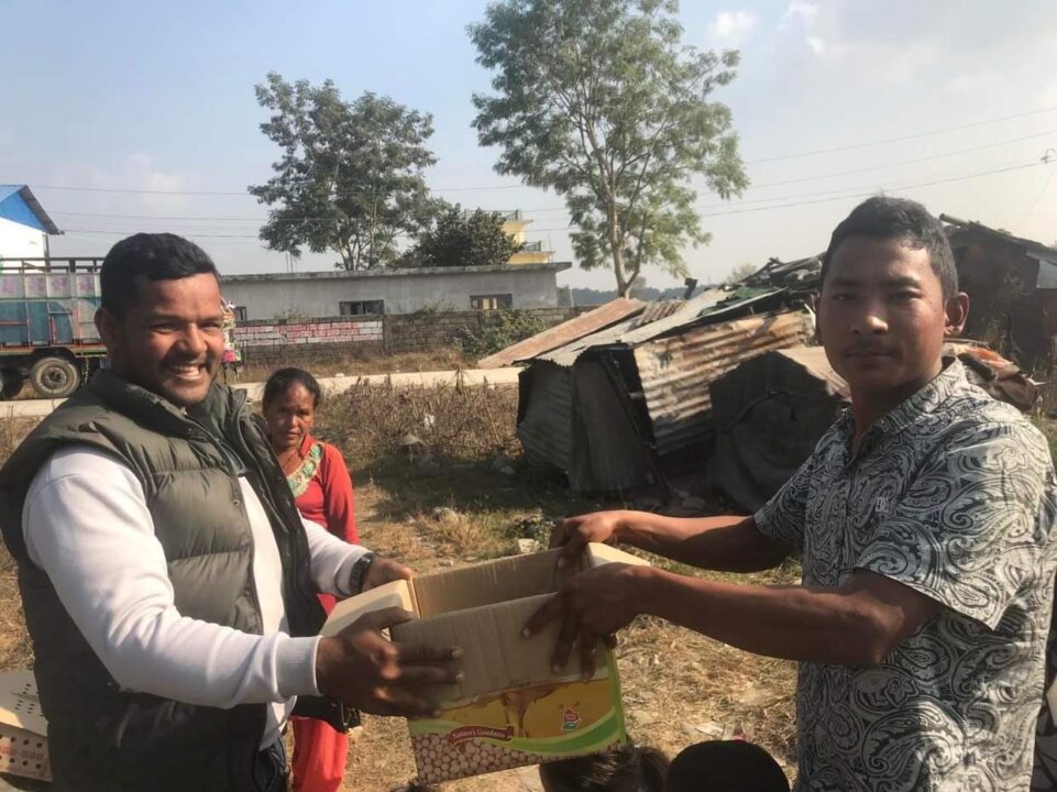 युवा ब्यावसायी प्रभाकरले गरे टोलवासिलाई चल्ला बितरण