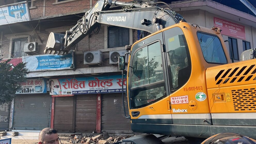 ६ लेन सडक बिस्तारका लागि भरतपुरमा चल्यो डोजर