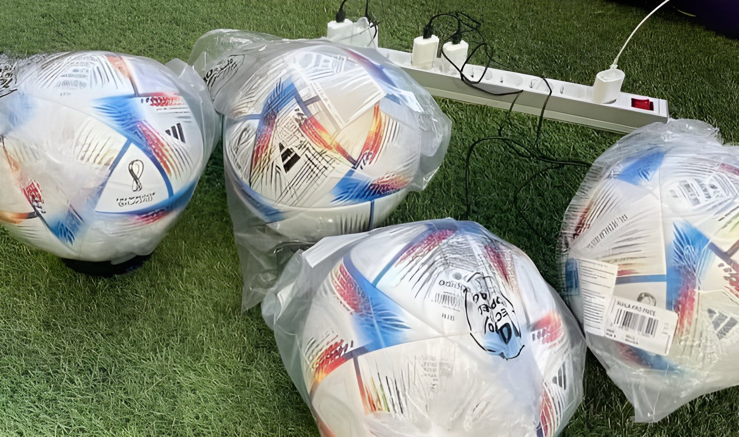 हरेक खेलमा चार्ज गर्नुपर्ने फिफा विश्वकपको प्रविधियुक्त फुटबल