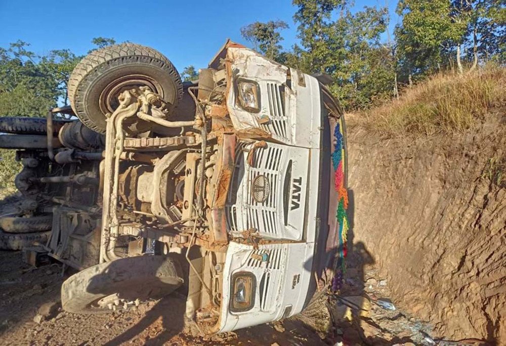 खोटाङको मात्तिमबिर्तामा बस दुर्घटना, ४ जना घाइते