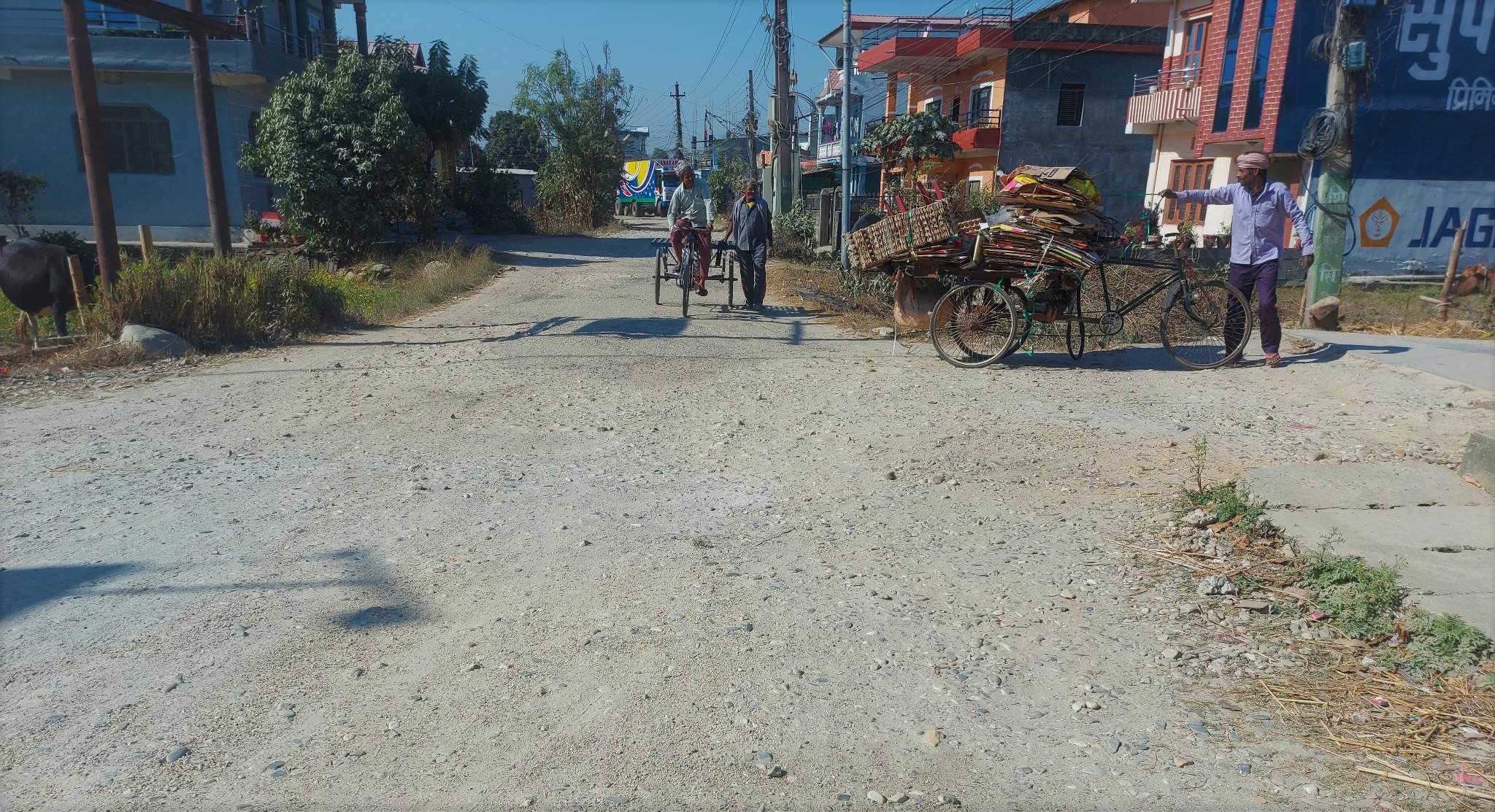 हेटाैँडा ४ स्थित कर्रा- गर्दाेही सडक स्तरीकरण हुने भएकाे छ । अाज पुस २७ गते सडक स्तरीकरणकाे लागि हेटाैँडा उपमहानगरपालिकाले बाेलपत्र अाव्हान गरेकाे वडा अध्यक्ष नवीन सिग्देलले बताउनुभयाे । कर्रा-गर्दाेही खण्डकाे गर्दाेही चाैकदेखि सूर्य चाैककाे उकालाेसम्म ३ सय ९० मिटरमा दूवै तर्फ ढल, कर्भ स्टाेन, स्लाेप डेन, अस्पाल्ट पीच सडककाे बीचमा रहेकाे विजुली पाेल समेत व्यवस्थापन गर्ने गरि वाेलपत्र अाव्हान भएकाे अध्यक्ष सिग्देलले बताउनु भयाे । यसै प्याकेजमा पशुपती मन्दिर पूर्वी क्षेत्रका तीन वटा सडक ५ सय २५ मि. अस्पाल्ट पीचकाे समेत समावेश भएकाे छ । वडा सिलिङ्गबाट १ कराेड ४५ लाख र वडामा विनियाेजित अन्य रकमसहित भ्याटसहित करिव २ कराेडमा सडक निर्माण हुन लागेकाे वडा अध्यक्ष सिग्देलले जानकारी दिए । बजारकाे मूख्य क्षेत्रकाे सडक भईकन वर्षाेदेखि जिर्ण रहेकाे सडककाे स्तरीकरणपछि स्थानीय बासिन्दासहित मकवानपुरकाे पूर्वी क्षेत्रका अामजनताले लाभान्वित हुनेछन् । यसअघि गर्दाेही चाैकदेखि पूर्वतर्फ भैरवराेडसम्म सडक स्तरीकरण भईसकेकाे छ भने सूर्य चाैकदेखि कर्रासम्मकाे सडक खण्ड अागामी अार्थिक वर्षमा निर्माण कार्य अगाडि बढाईने बताईएकाे छ ।