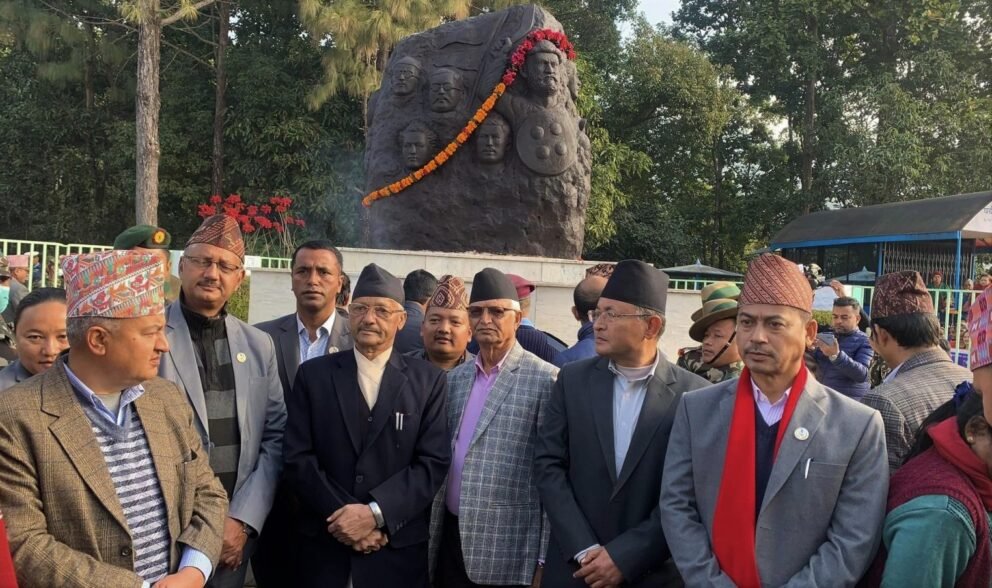 हेटौंडाको शहीद स्मारकमा शहीद स्मृति स्तम्भमा माल्यार्पण
