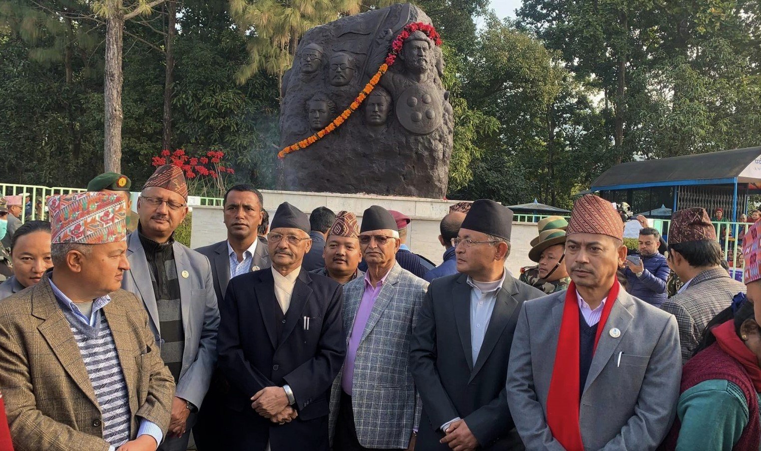 हेटौंडाको शहीद स्मारकमा शहीद स्मृति स्तम्भमा माल्यार्पण