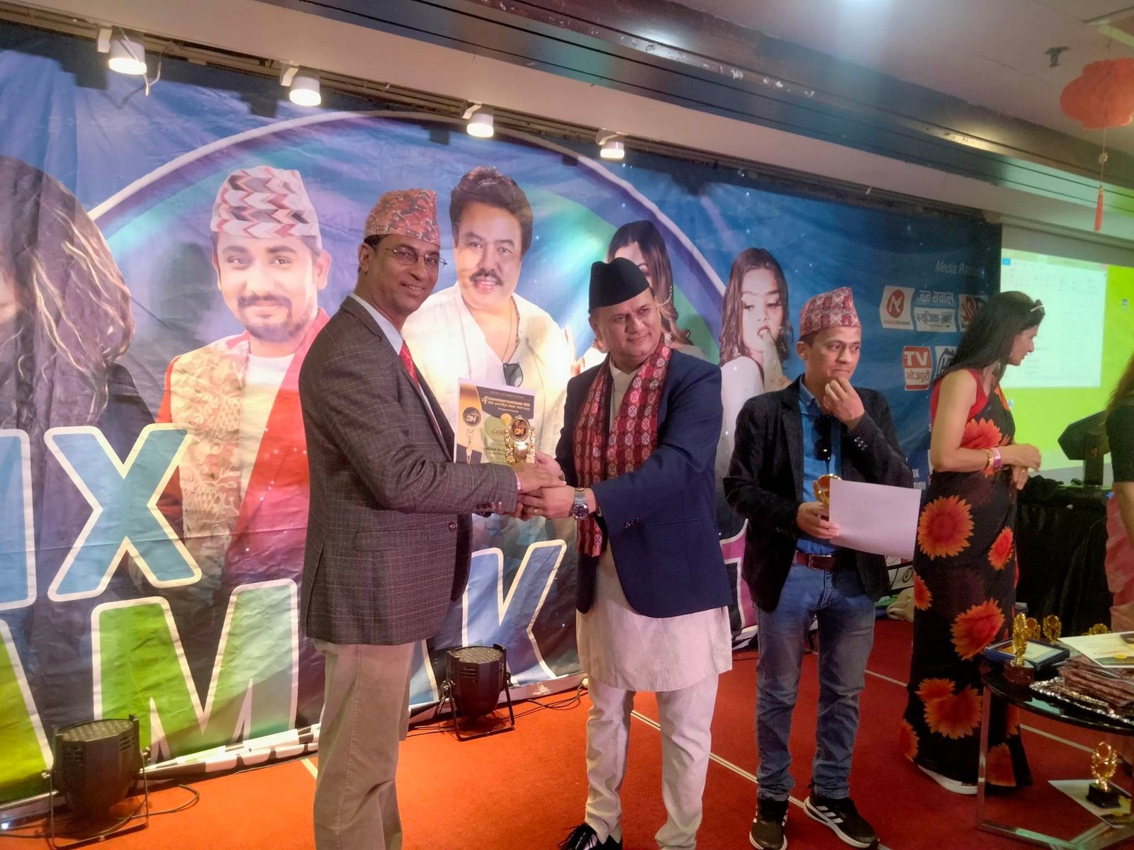 अन्तर्राष्ट्रिय सोसल अवार्ड २०२३ को अवार्ड सहयोगी मन नेपालका अध्यक्ष चौलागाईंलाई