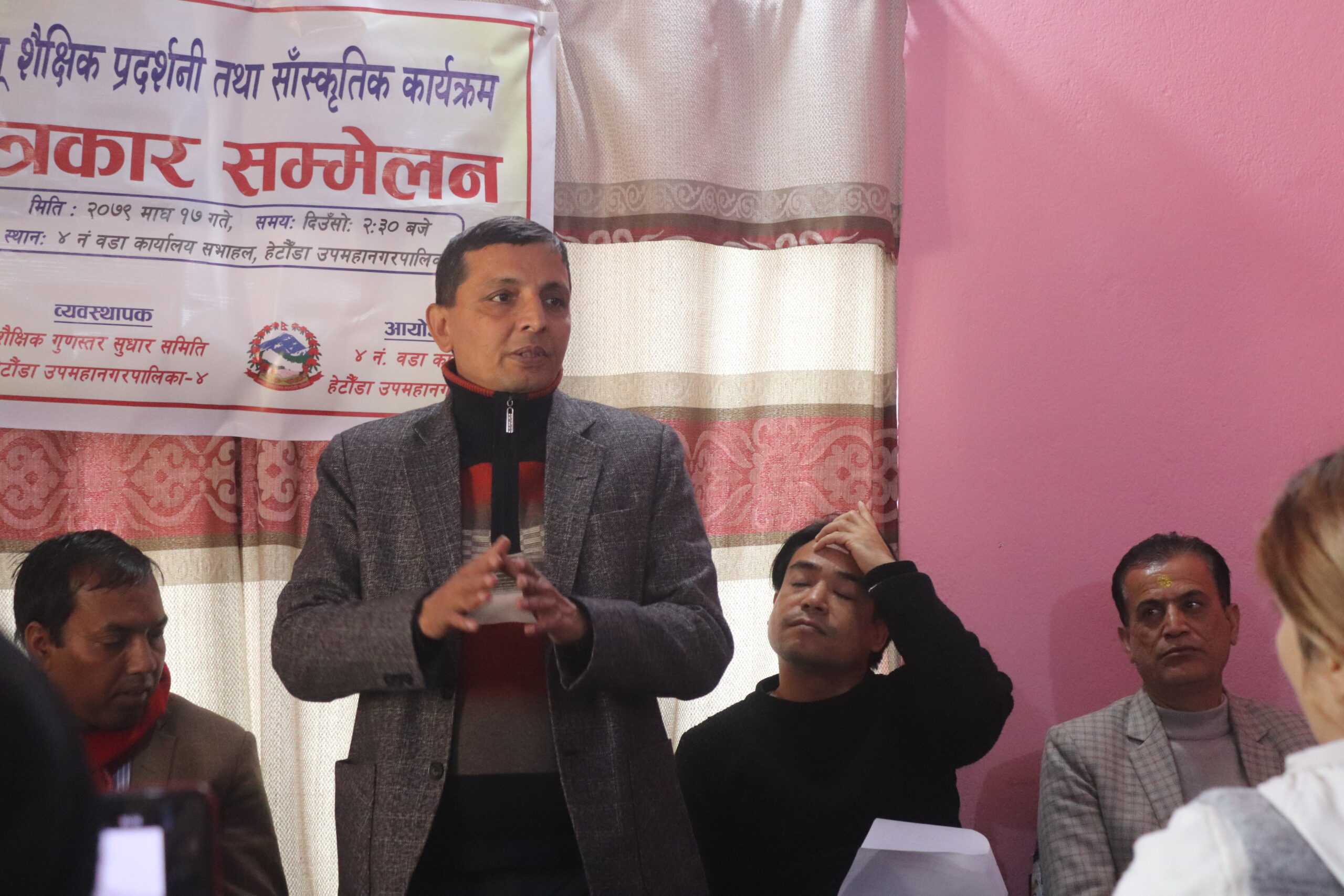 हेटौंडा । हेटौंडा उपमहानगरपालिका वडा नम्बर–४ कार्यालयको आयोजनामा हेटौंडाको रोयल पार्टी प्यालेसमा बृहत शैक्षिक प्रदर्शनी तथा सांस्कृतिक कार्यक्रम हुने भएको छ । शैक्षिक गुणस्तर सुधार समिति हेटौंडा–४ को आयोजनामा यही माघ २० गते बिहान देखि बेलुका सम्म कार्यक्रम हुन लागेको हो । आज वडा कार्यालयले पत्रकार सम्मेलन गर्दै यसका बारेमा जानकारी गराएको हो । यो कार्यक्रमको १० हजार जनाले अवलोकन गर्ने अपेक्षा गरिएको हेटौंडा–४ का वडा अध्यक्ष नविन सिग्देलले वताउनुभयो । शिक्षालाई अब प्रतिस्पर्धातमक बनाउनेगरी गुणस्तर सुधारको काममा लागिएको उहाँले वताउनुभयो । पार्टी प्यालेसको हल भित्र सांस्कृतिक कार्याक्रम गर्ने र बाहिर २६ वटा स्टल राखेर कार्यक्रम गरिने वडा अध्यक्ष सिग्देलले वताउनुभयो । वडा नम्बर–४ का निजी तथा सरकारी बिद्यालय तथा क्याम्पसको सहभागितामा कार्यक्रम गर्न लागिएको कार्यक्रमका संयोजक श्रीराम दाहालले वताउनुभयो ।