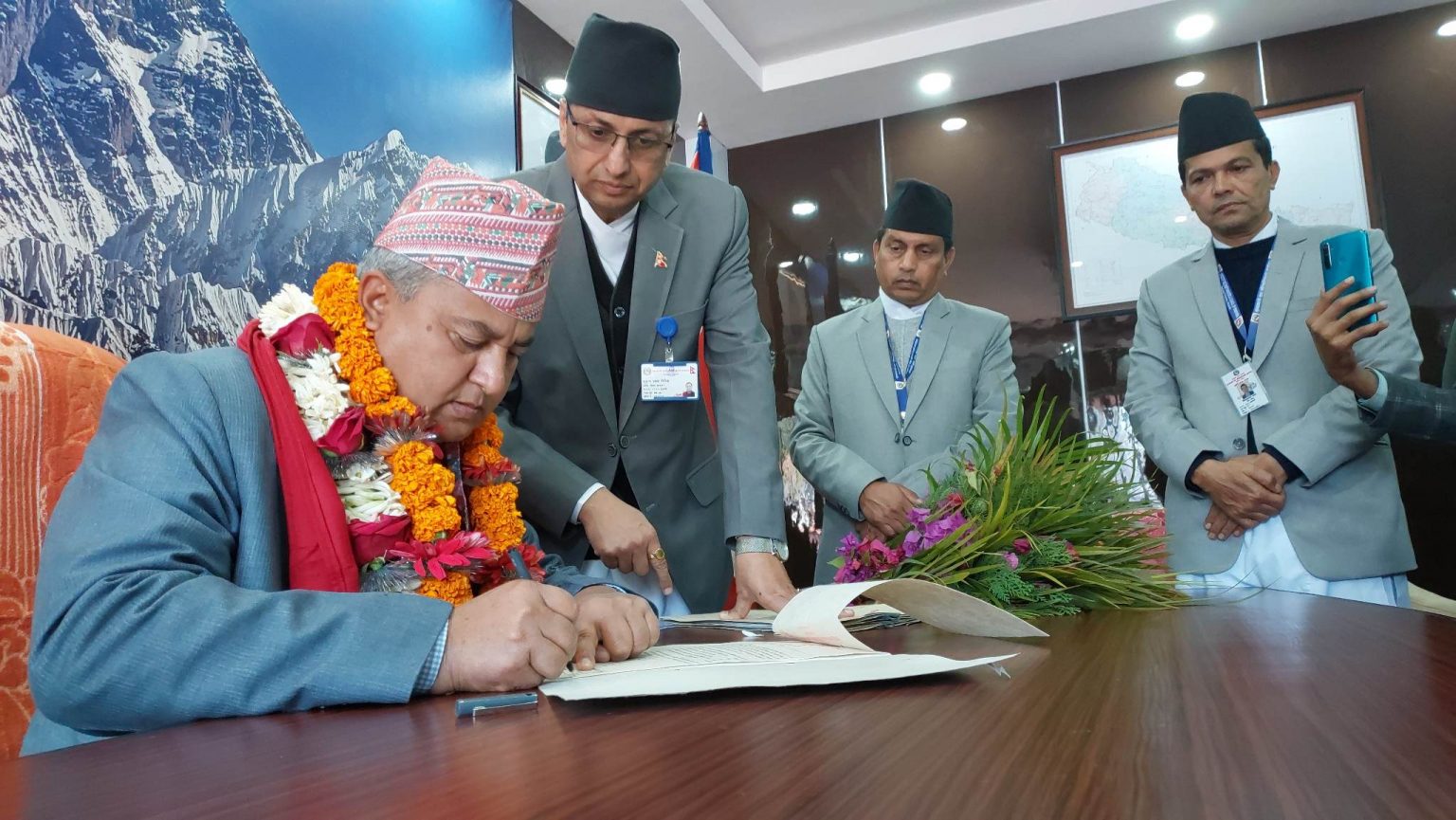 बागमती प्रदेशमा १३ वटा मन्त्रालयको जिम्मेवारी सम्हाल्दै आएका एक्ला मुख्यमन्त्री शालिकराम जम्मकट्टेल