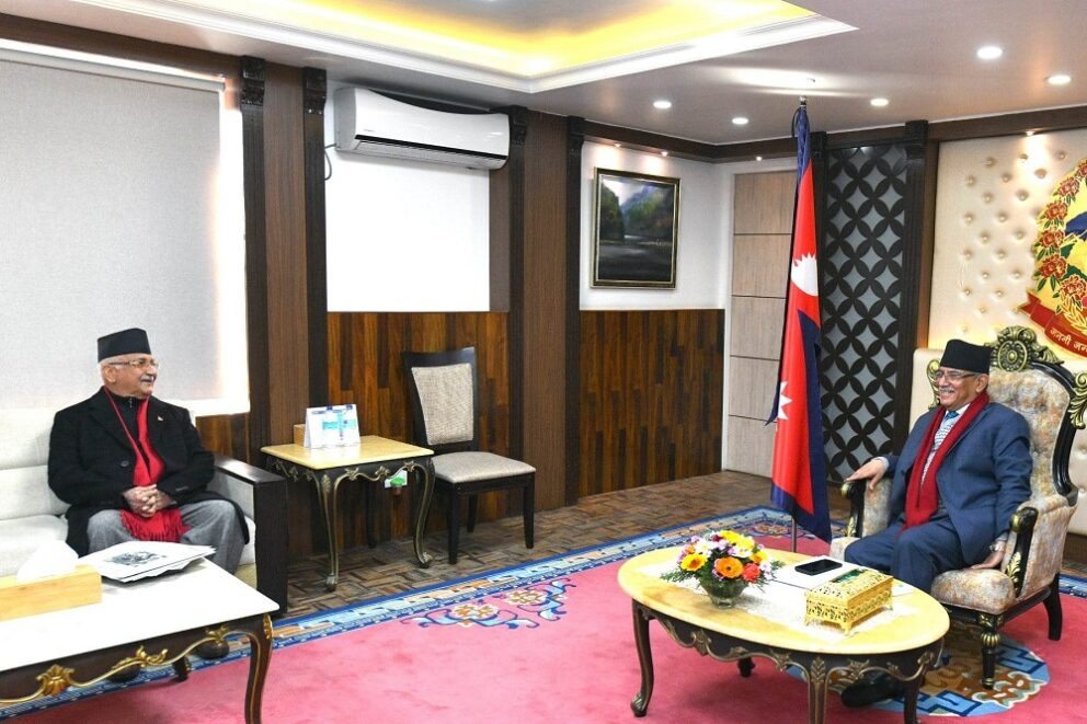 प्रधानमन्त्री प्रचण्ड र एमाले अध्यक्ष ओलीबीच बालुवाटारमा भेटवार्ता