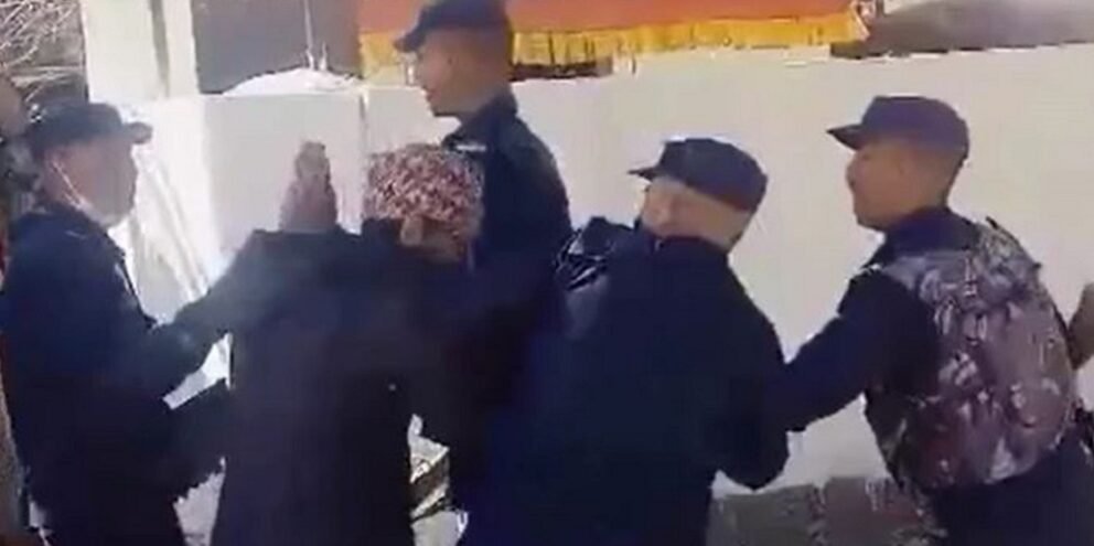 रविलाई गृहमन्त्री बनाउन माग गर्दै जुम्लामा सरकारी कर्मचारीद्वारा आत्मदाह प्रयास, प्रहरीले जोगायो