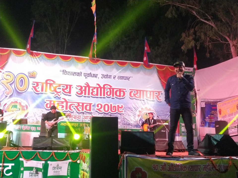 महोत्सवमा शुक्रबार दर्शकको घुइँचो, कर्मा व्याण्डमा झुमे हेटौंडेली